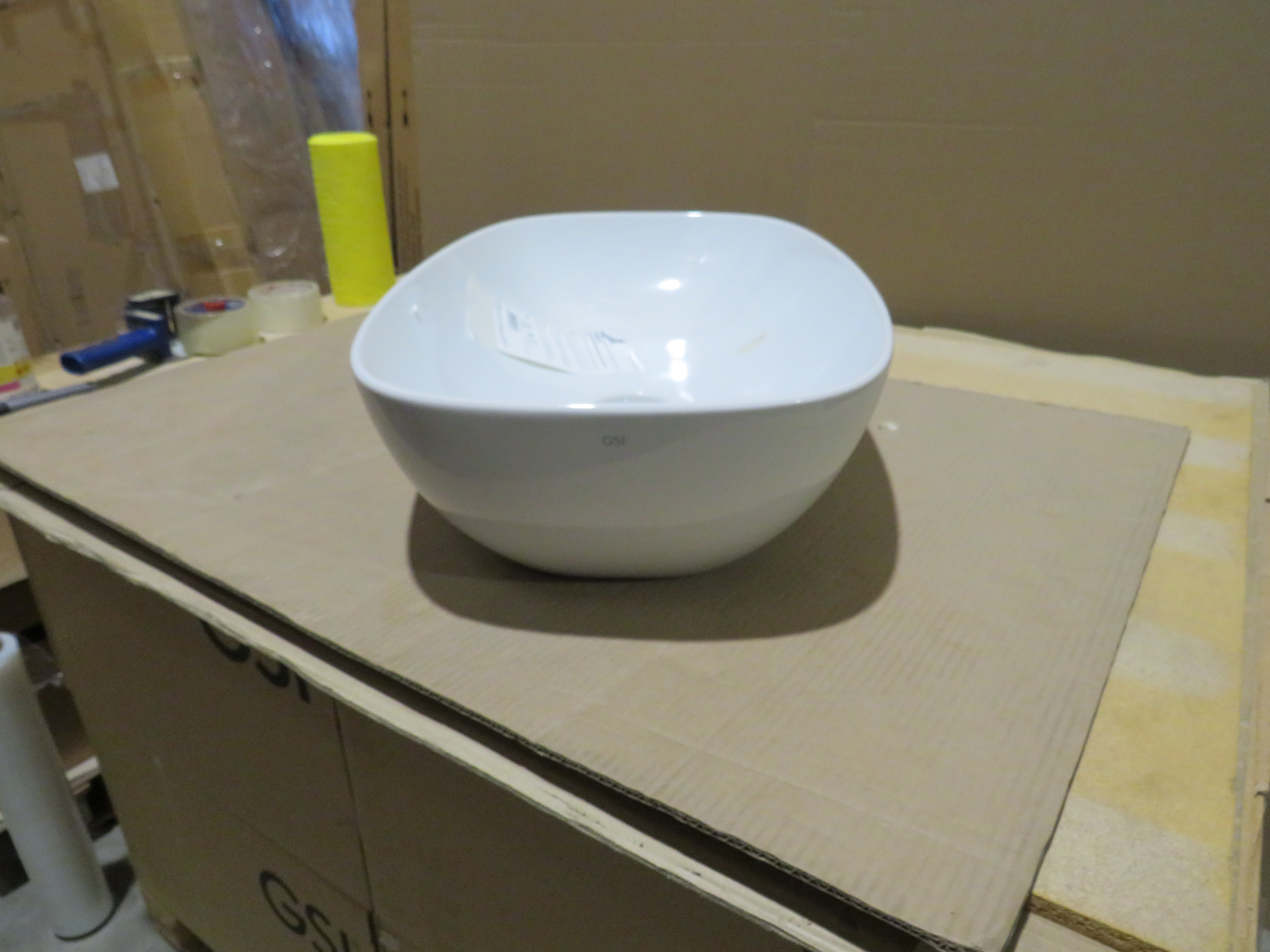 УЦЕНКА  Раковина - чаша GSI NUBES  978311_УЦ/1   600 мм х 380 мм, без отверстия под смеситель, без перелива, белая глянцевая / Дефект: укол в эмали