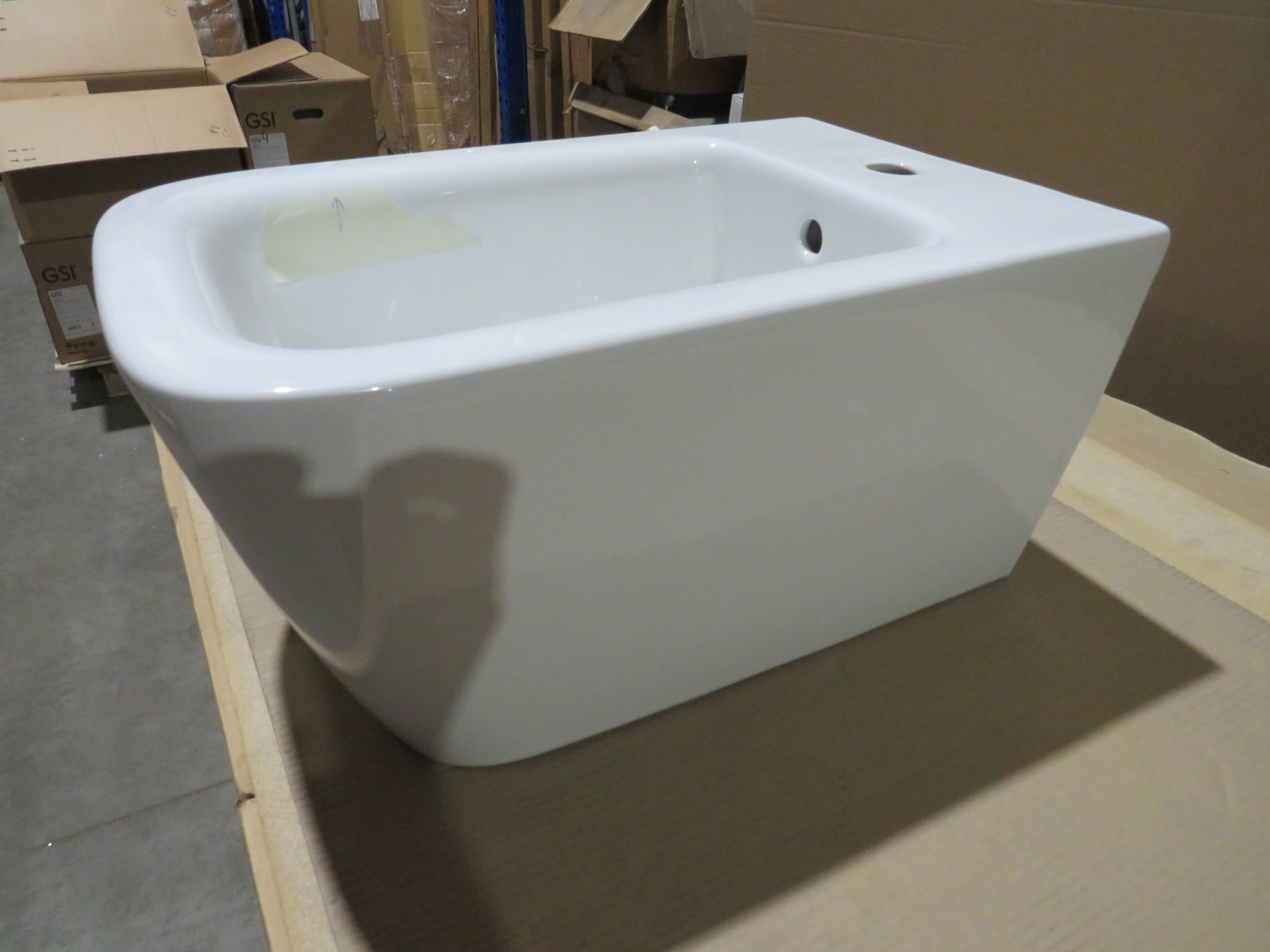 УЦЕНКА. Биде подвесное GSI NUBES   9665111_УЦ/2    550 мм х 350 мм, с отверстием под смеситель, без крепежа, цвет Белый глянцевый / Дефект:  точки и мелкая потертость