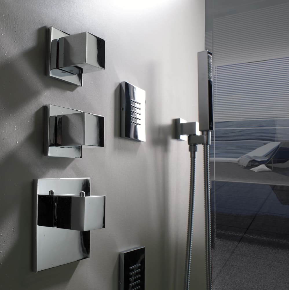 Термостатический смеситель для душа с высокой пропускной способностью Bossini Cube Z032203.030 цвет Хром