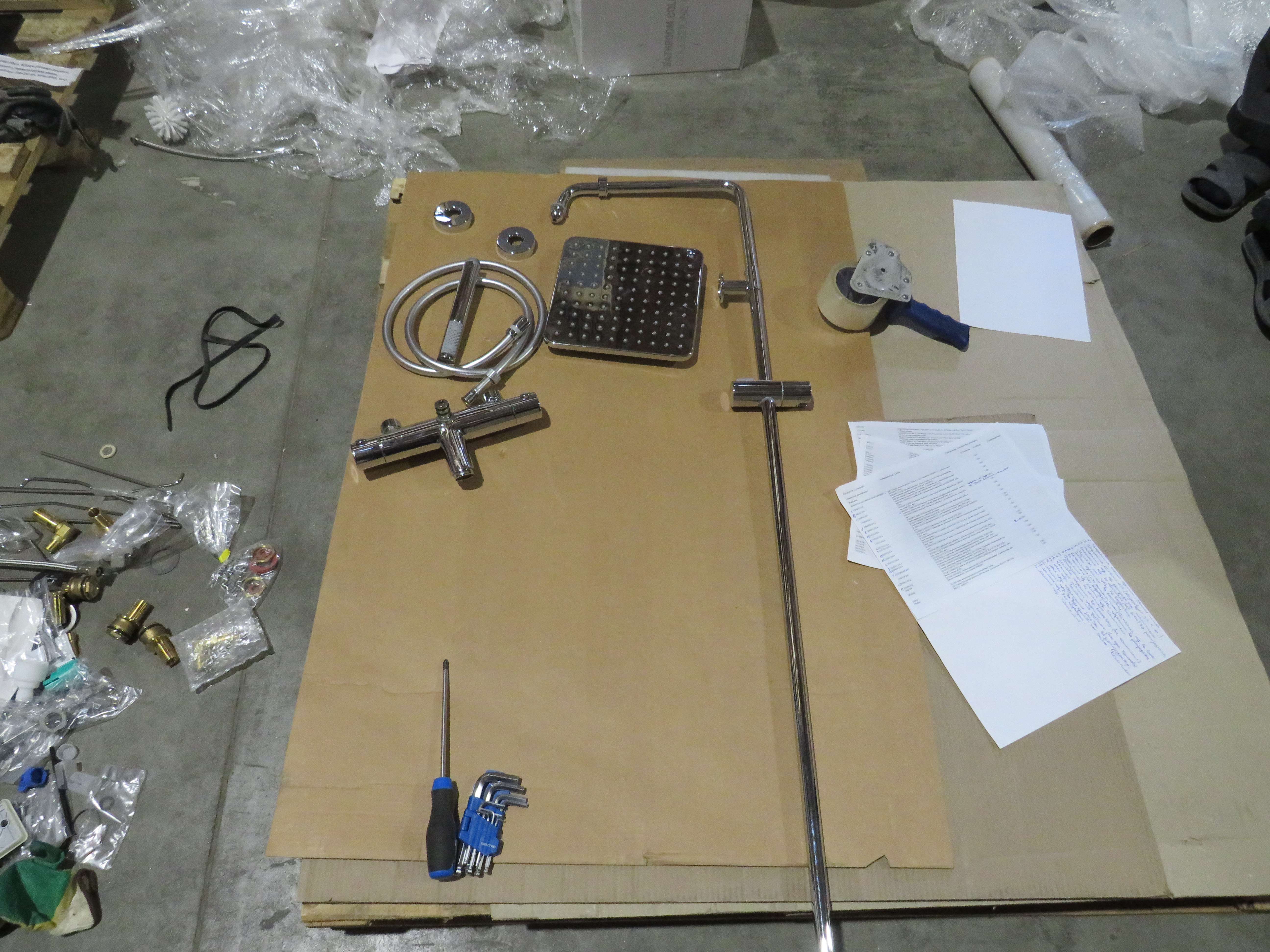 УЦЕНКА. Душевая колонна BOSSINI COSMO  L10403.030_УЦ    с термостатом для душа, верхним и ручным душем и шлангом, хром/ Товар с выставки. Мелкие царапины, нет эксцентриков.