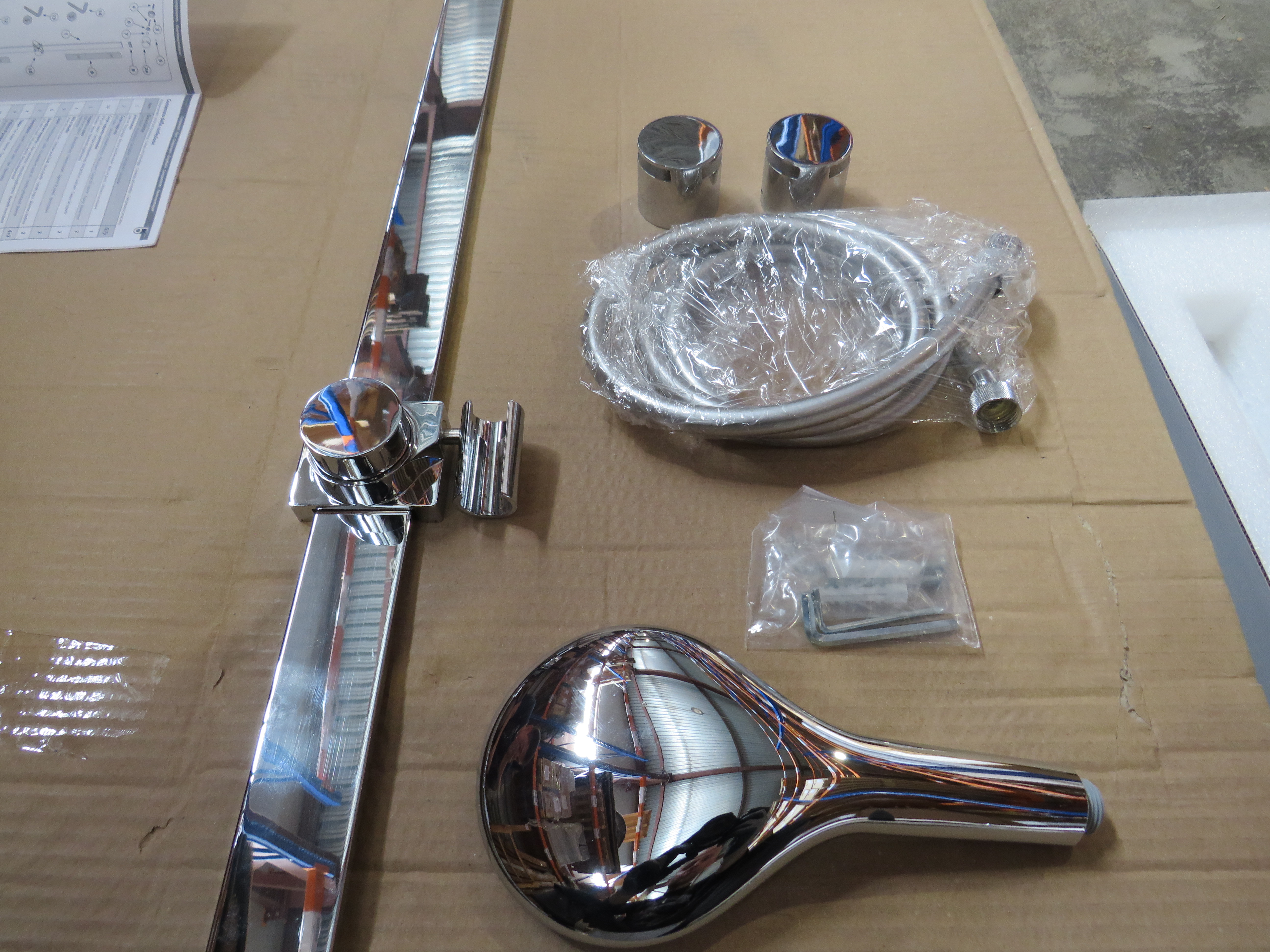 УЦЕНКА. Душевая стойка Bossini Syncronia  DD3002.030_УЦ   Хром (комплект) /Товар с выставки. Состояние хорошее.