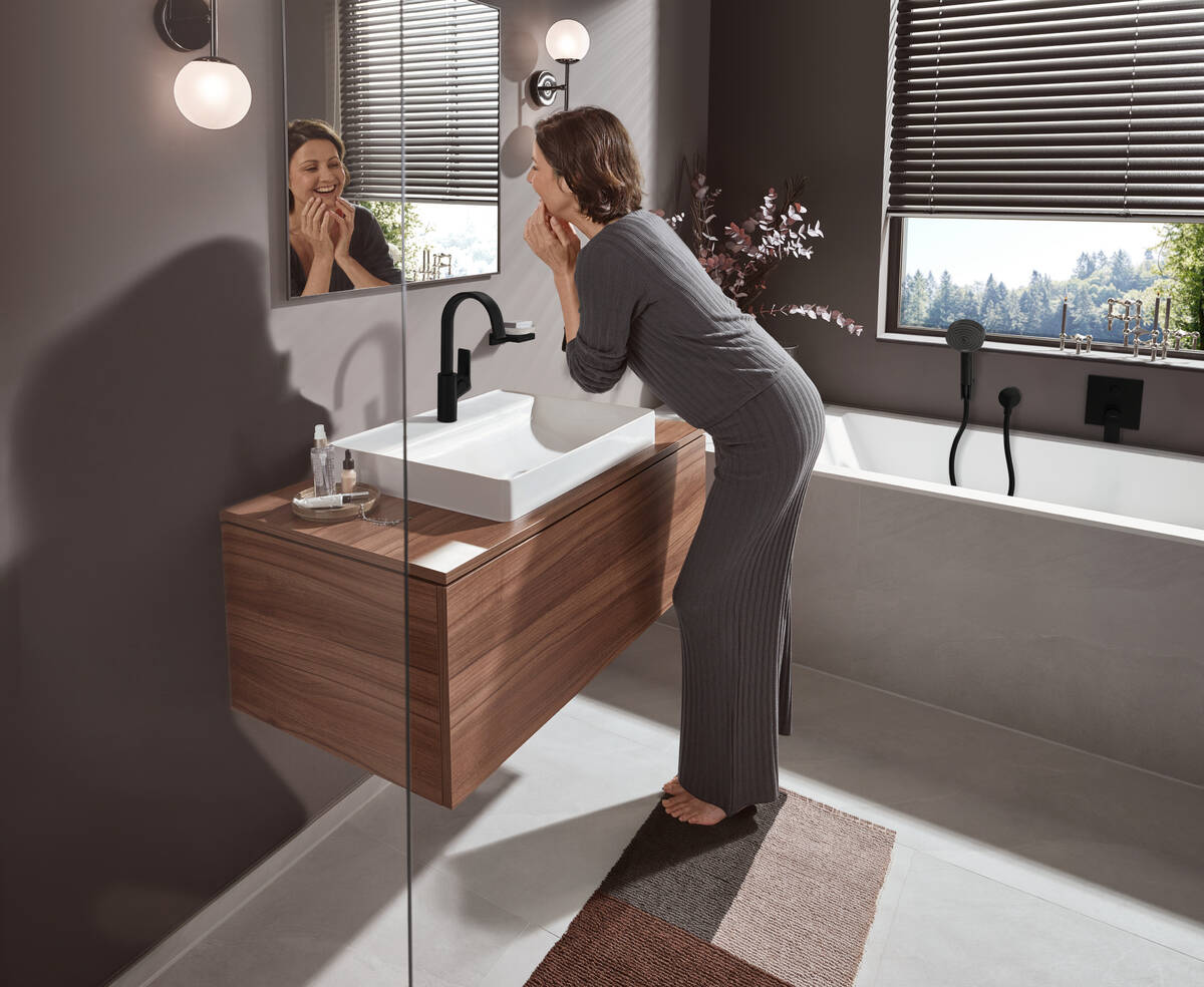 Смеситель для раковины однорычажный HANSGROHE Vivenis 75030670 210 мм, с поворотным изливом, со сливным гарнитуром, чёрный матовый