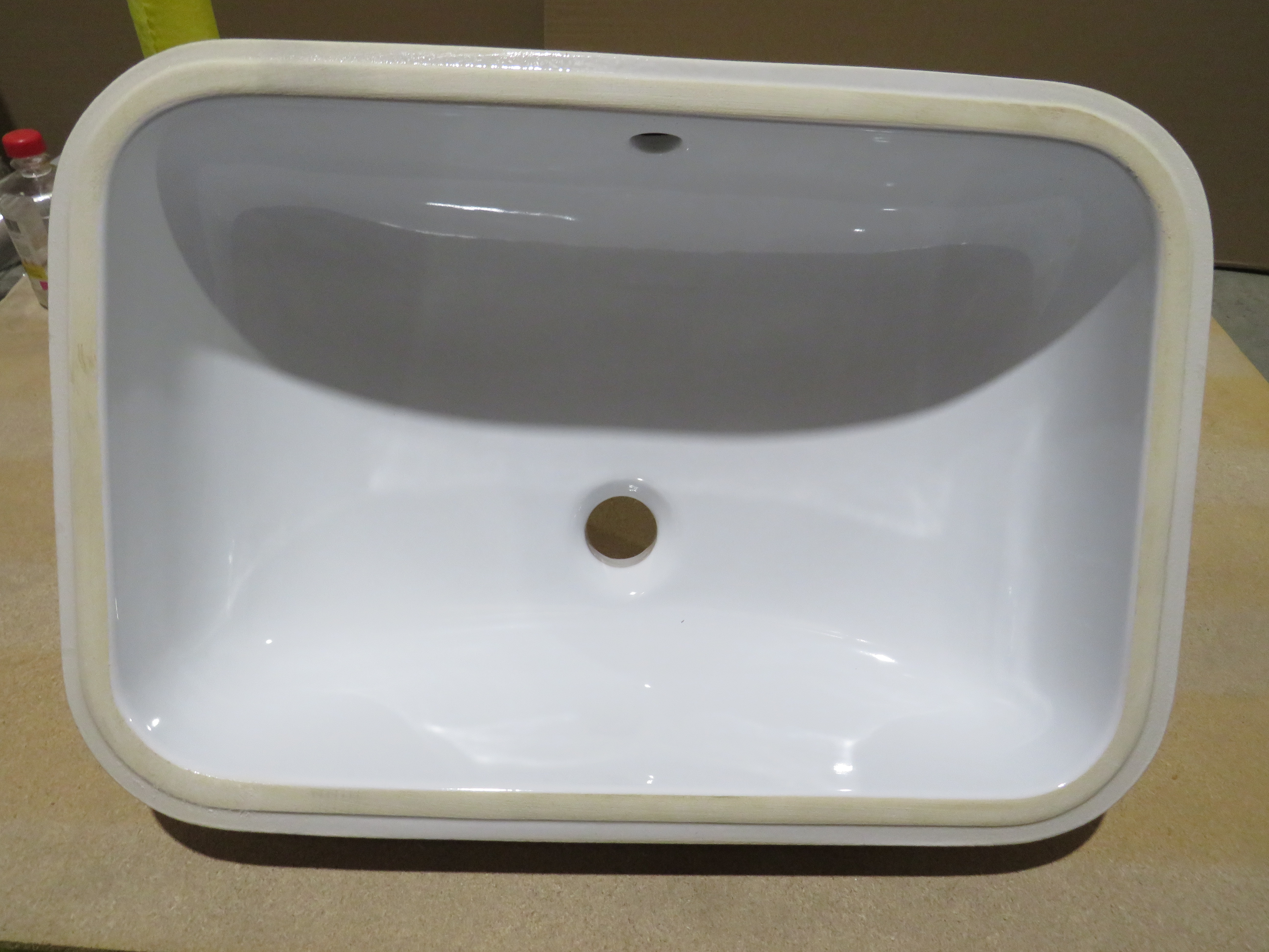 УЦЕНКА. Раковина встраиваемая снизу GSI PURA  724311_УЦ/5   550 мм х 380 мм, без отверстия для смесителя, с переливом, белый глянцевый / Дефект:  в чаше "укол" в глазури 