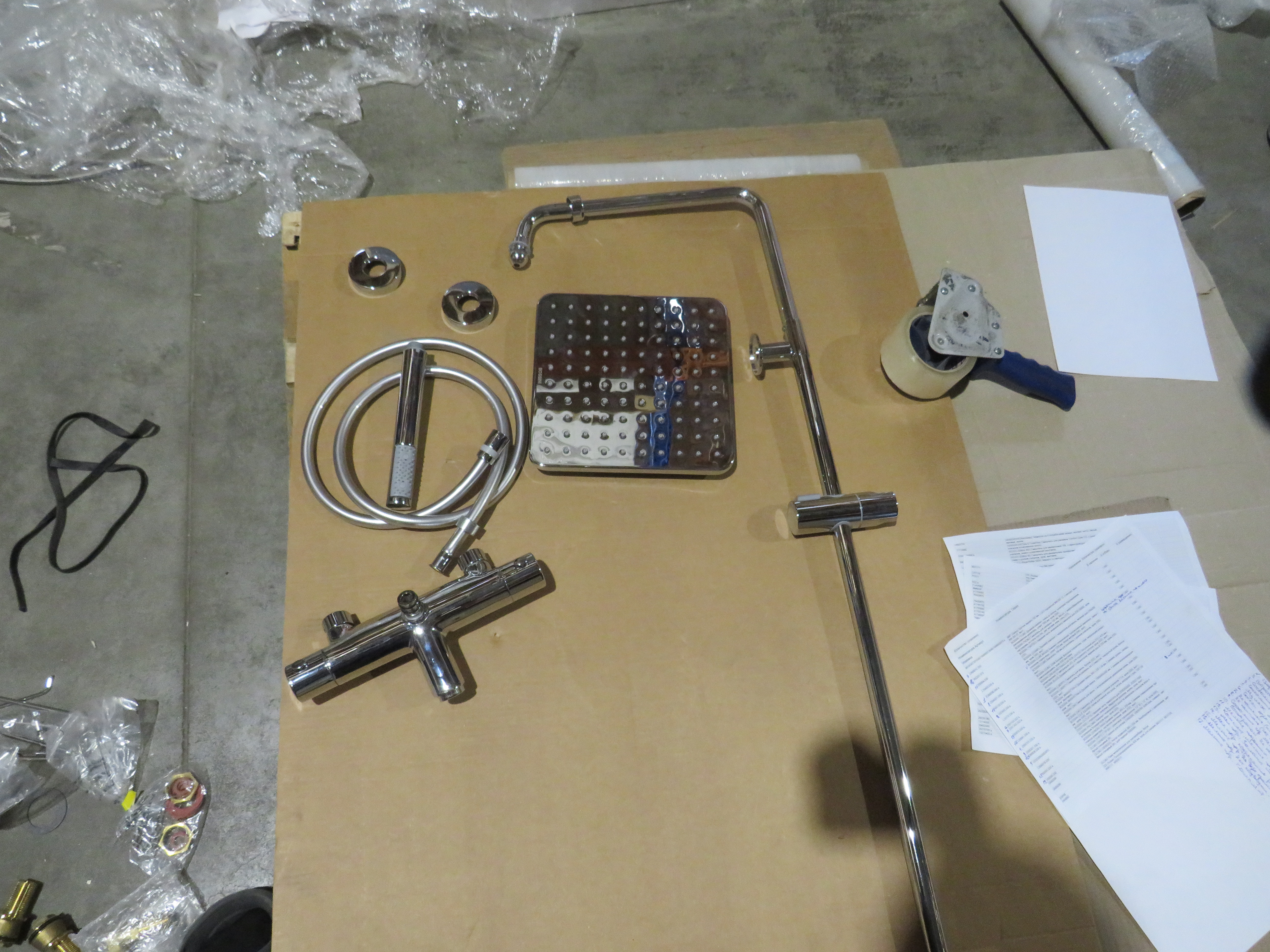 УЦЕНКА. Душевая колонна BOSSINI COSMO  L10403.030_УЦ    с термостатом для душа, верхним и ручным душем и шлангом, хром/ Товар с выставки. Мелкие царапины, нет эксцентриков.