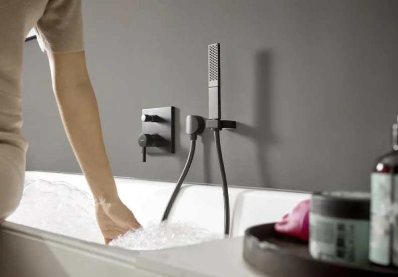 Смеситель для ванны однорычажный внешнего монтажа HANSGROHE Finoris 76420700 цвет Белый матовый: