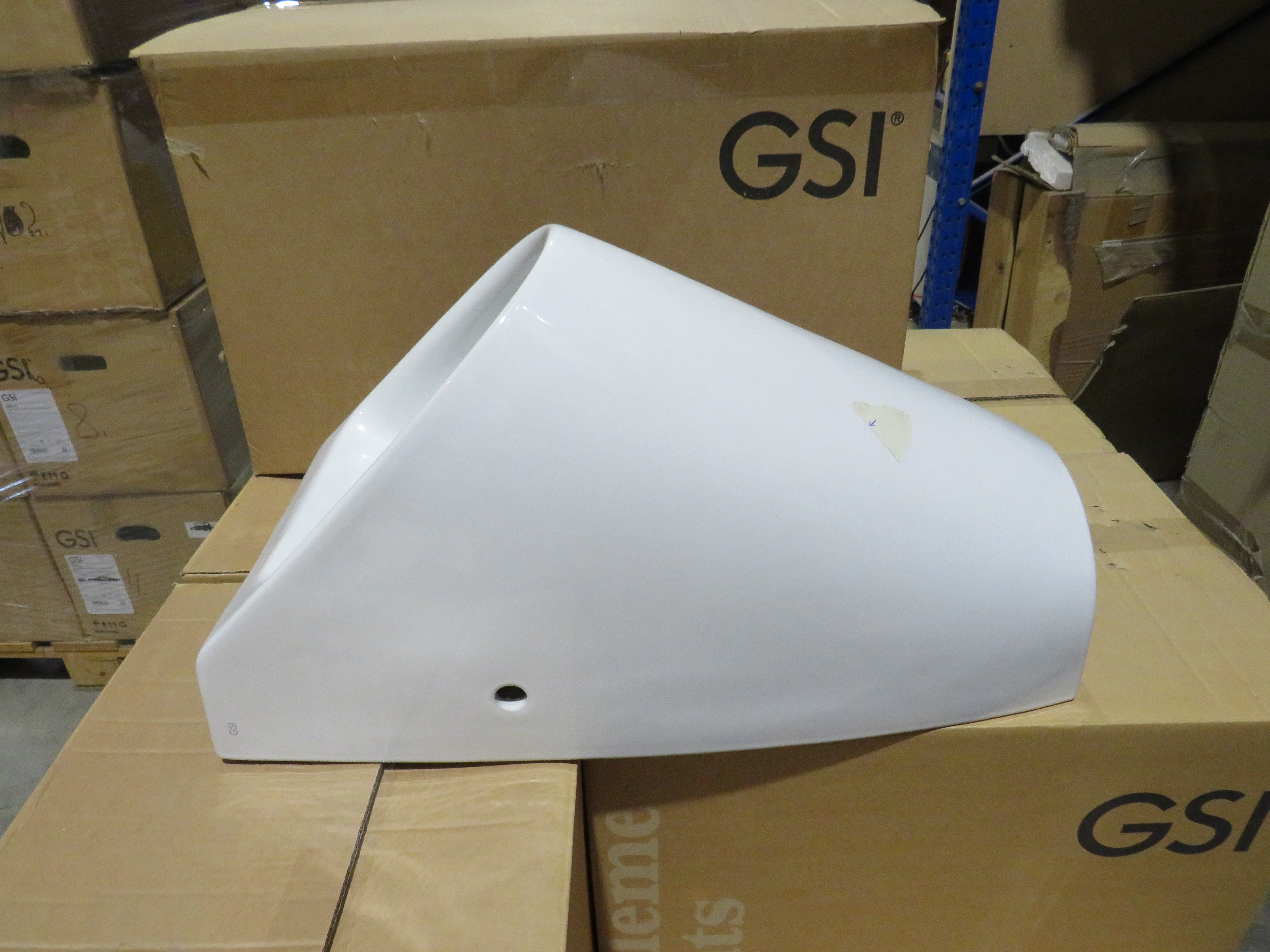 УЦЕНКА. Писсуар подвесной безободковый GSI COMMUNITY   909711_УЦ    310 мм х 350 мм, для крепежа FISRО, белый глянцевый. / Дефект: точка в эмали.