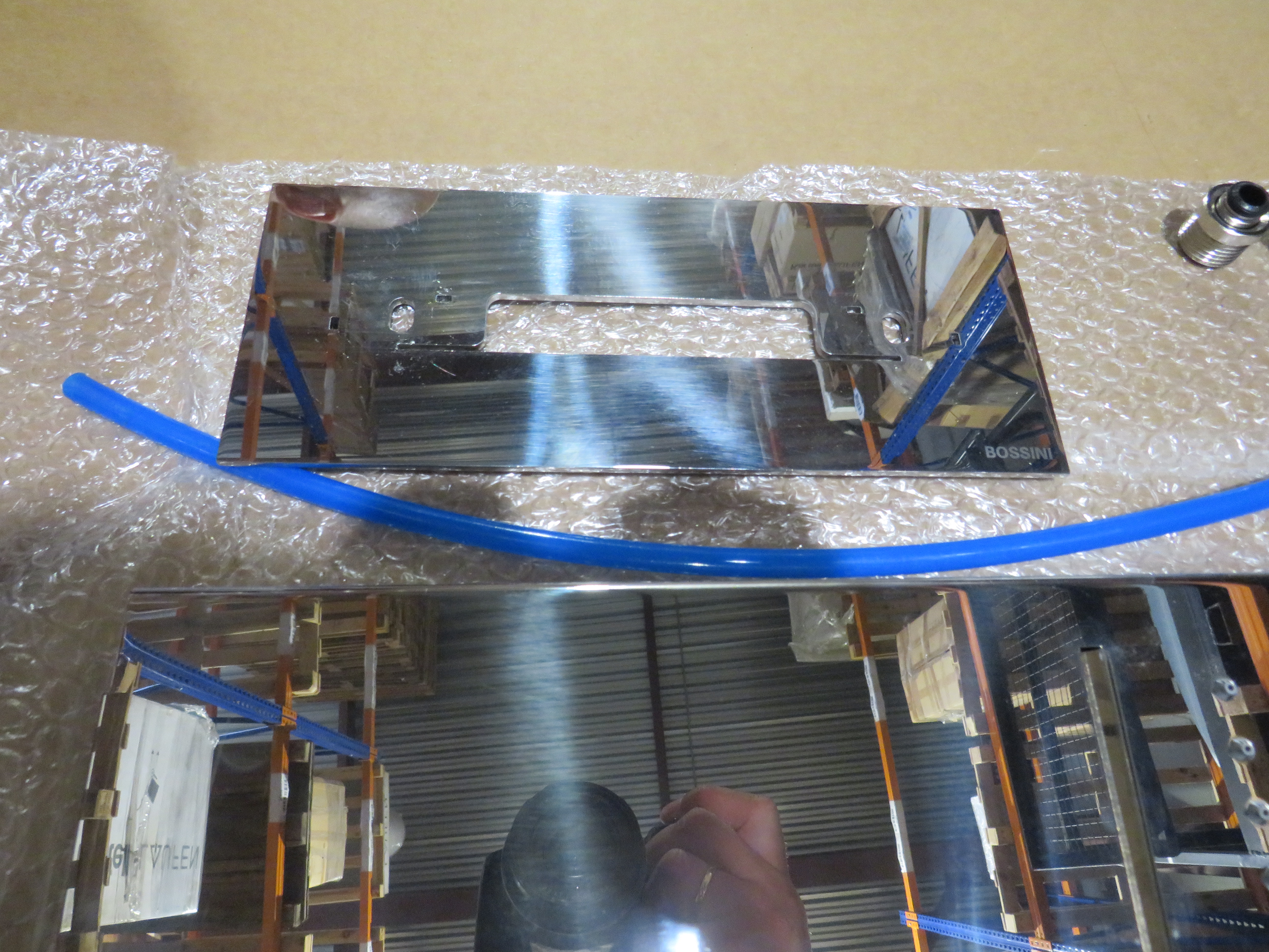 УЦЕНКА. Душевая панель Bossini Manhattan I00570.030_УЦ   Хром /Товар с выставки. Мелкие царапины, нет крепежных болтов.