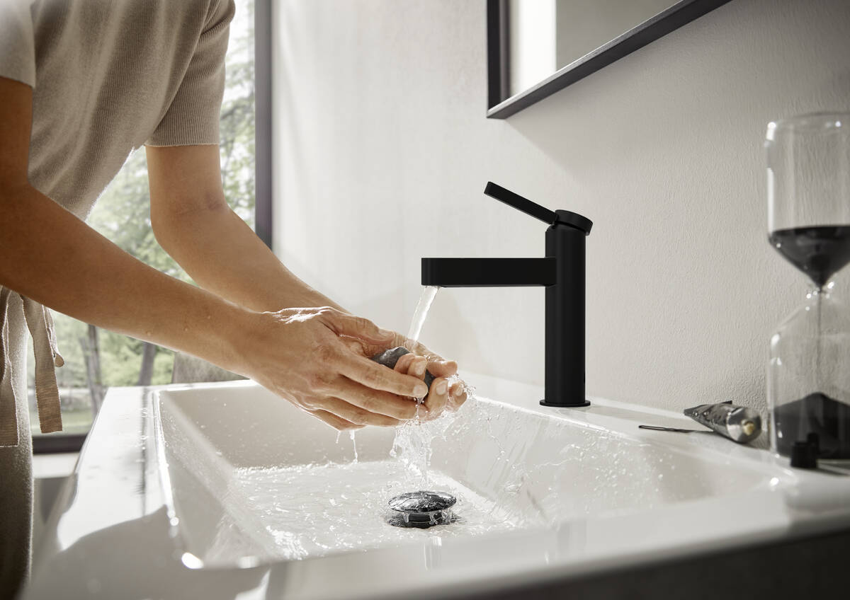 Смеситель для раковины HANSGROHE Finoris 76020670 110 мм, со сливным клапаном, чёрный матовый