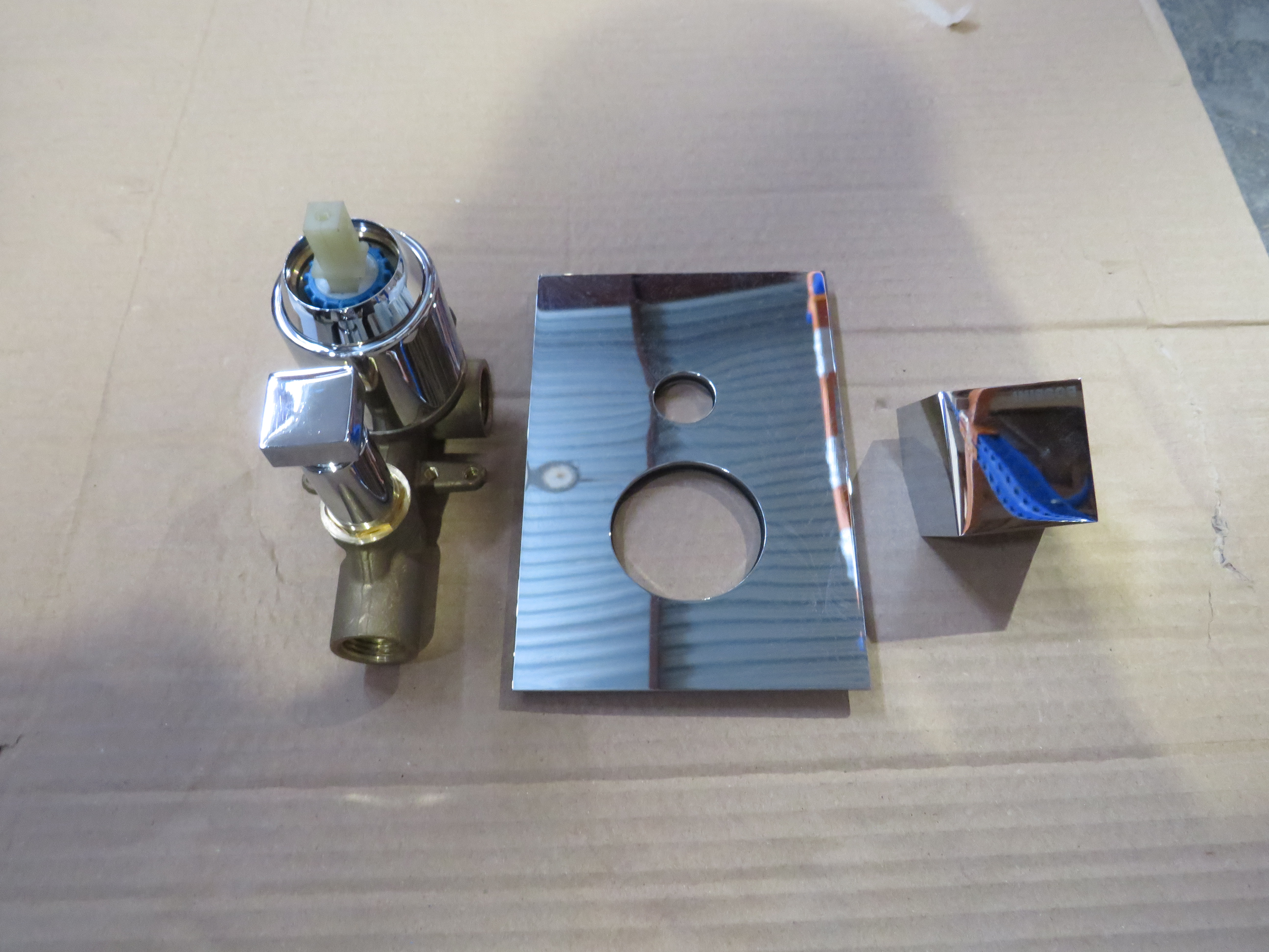 BOSSINI CUBE  Z004202.030_УЦ  Смеситель механический встраиваемый с девиатором на 2 направления, со скрытой частью, хром (030)/ Товар с выставки. Мелкие царапины.