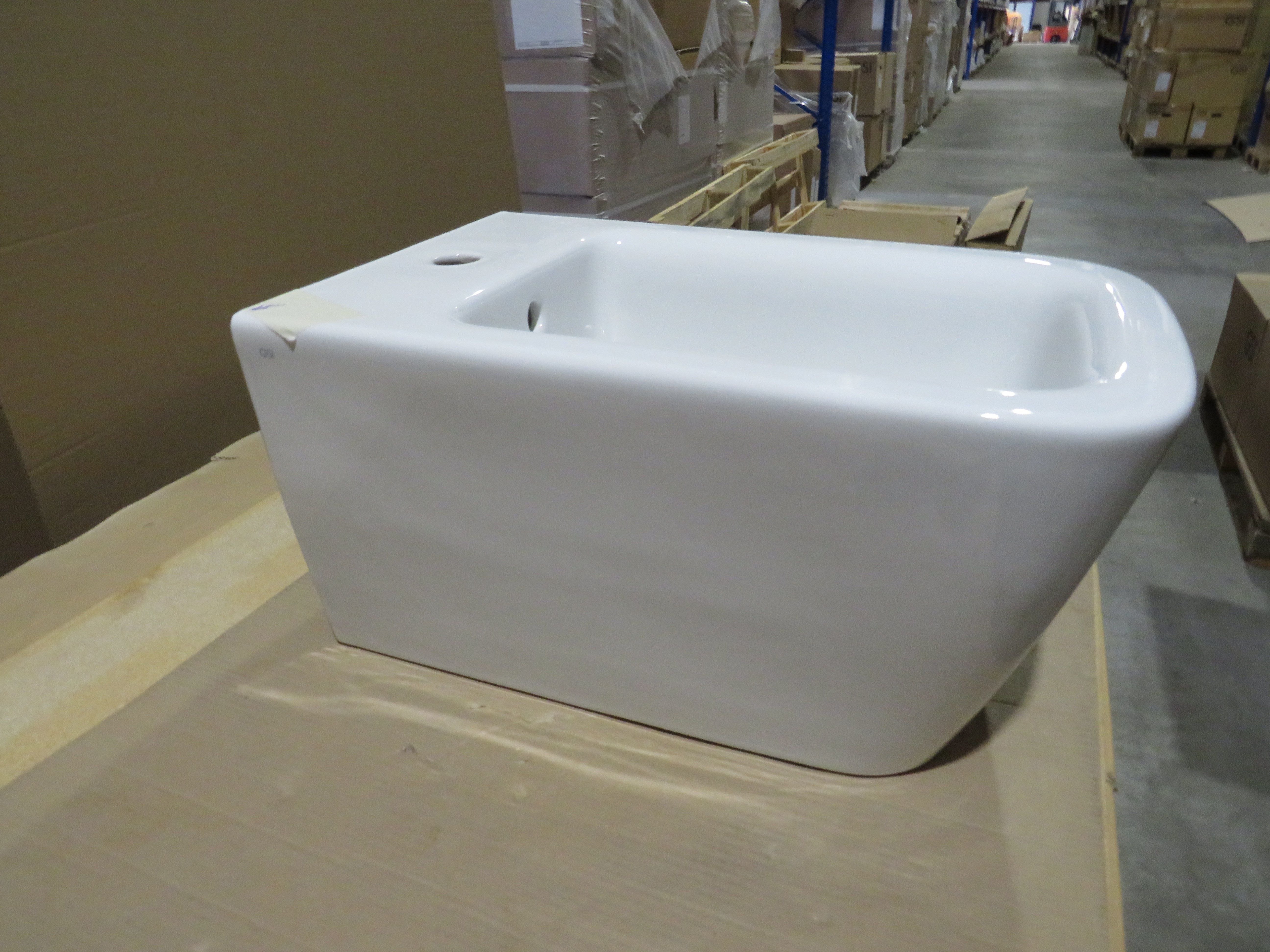 УЦЕНКА. Биде подвесное GSI NUBES   9665111_УЦ/5    550 мм х 350 мм, с отверстием под смеситель, без крепежа, цвет Белый глянцевый / Дефект: мелкая неровность керамики