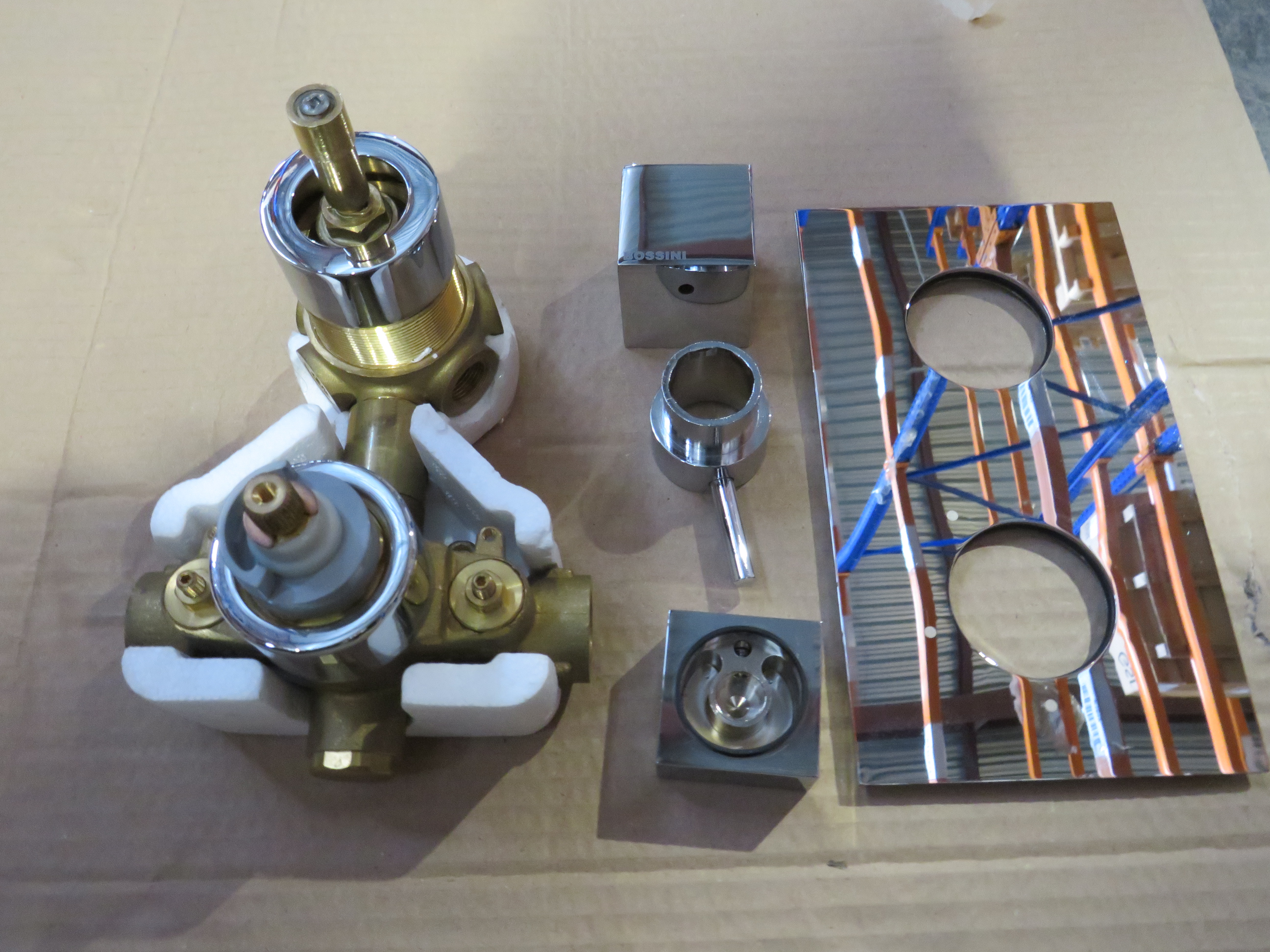 УЦЕНКА. BOSSINI (CUBE)  Z004207.030_УЦ    Термостат встраиваемый с девиатором на 3 направления, со скрытой частью, мелкие царапины, хром (030)/ Товар с выставки. Мелкие царапины.