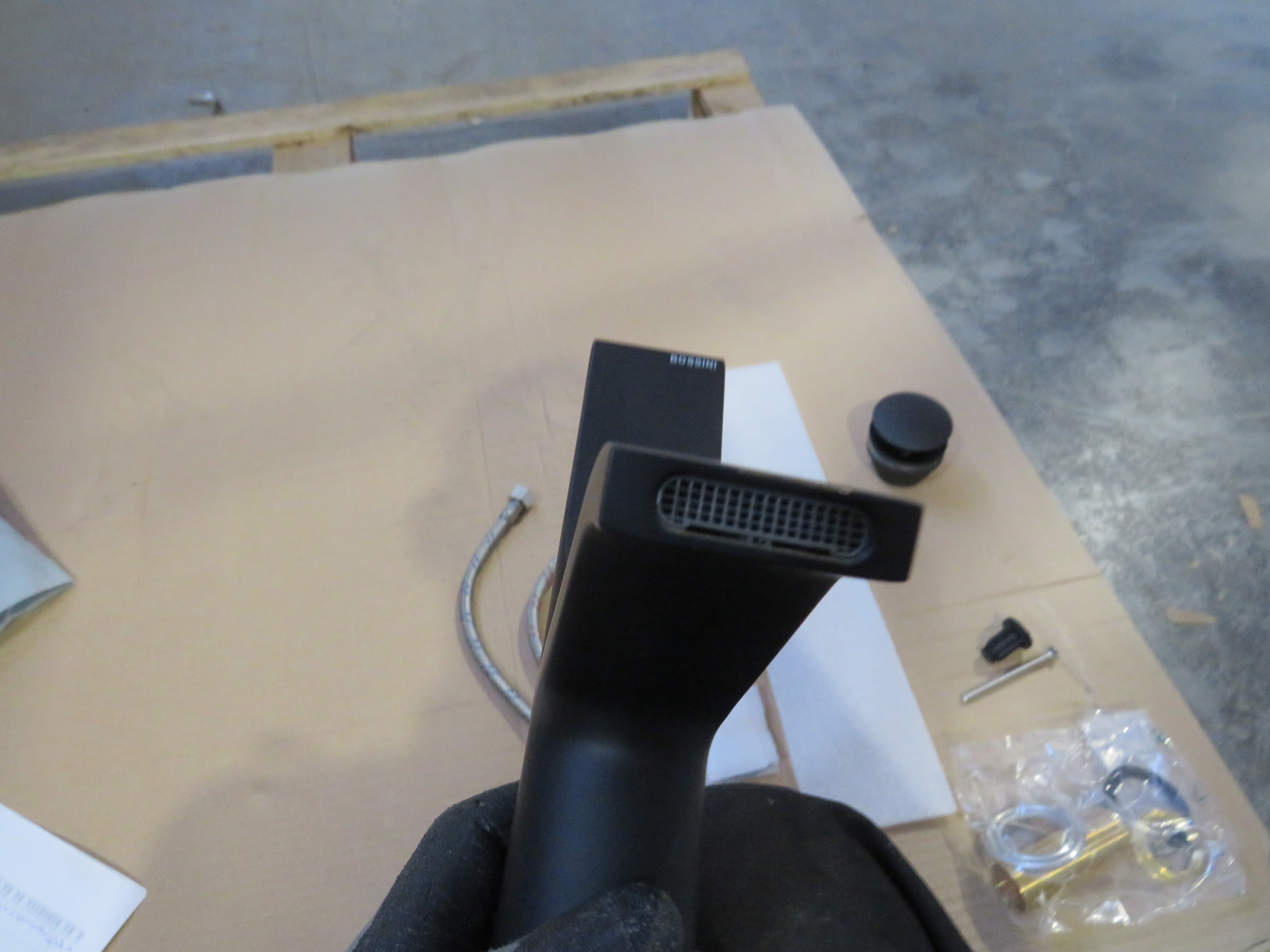 УЦЕНКА. Однорычажный смеситель для раковины BOSSINI Apice   E89603.073_УЦ     249 мм, с донным клапаном, чёрный матовый/ Дефект: мелкий скол и потертость.