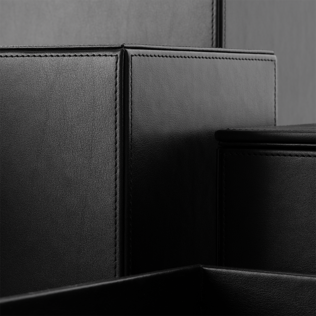 Корзина для белья напольная, с крышкой DECOR WALTHER  Brownie WB   0924960  60,5 X 38,5 X 38,5 см, имитация кожи, цвет: черный матовый