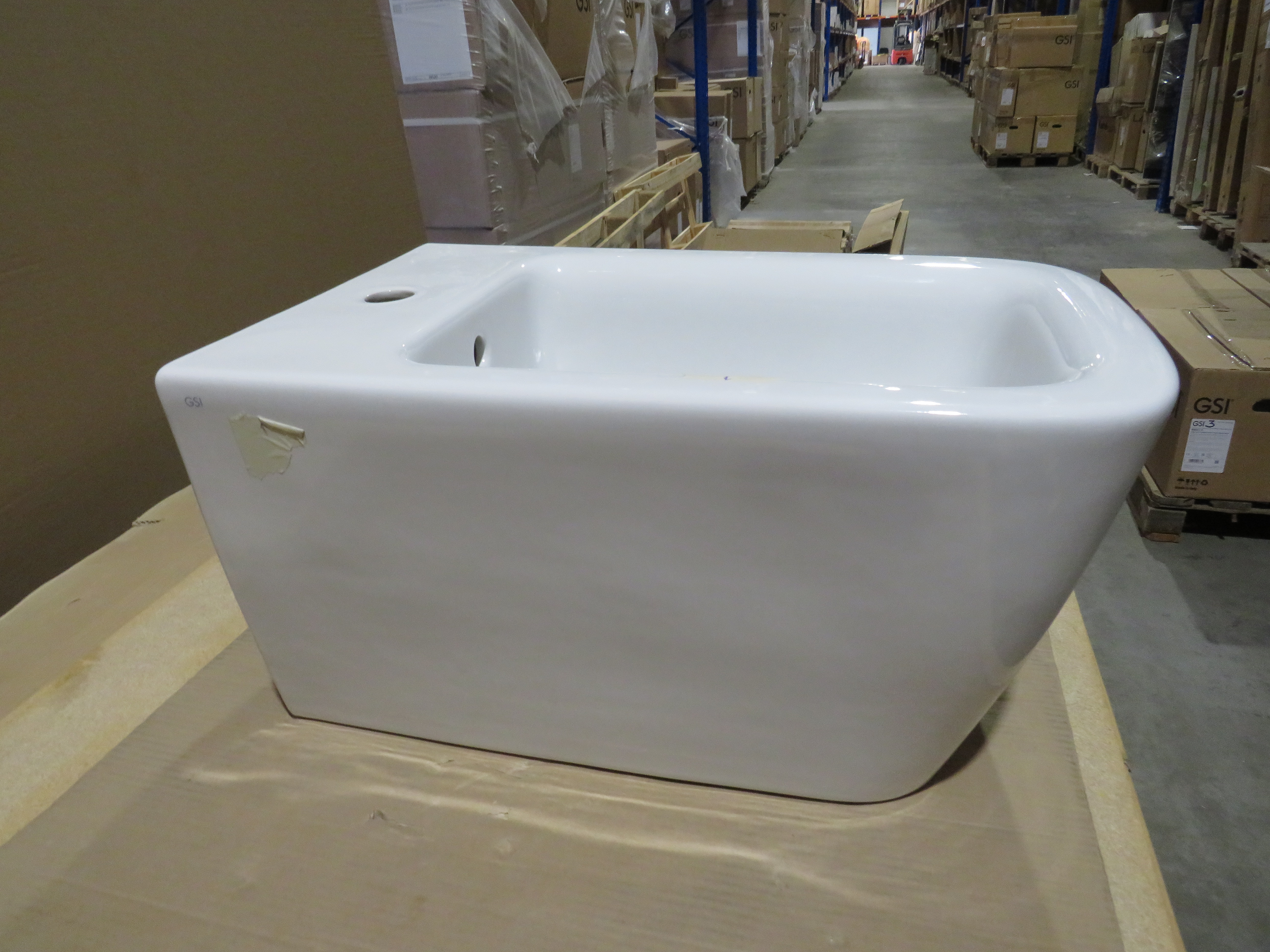 УЦЕНКА. Биде подвесное GSI NUBES   9665111_УЦ/4    550 мм х 350 мм, с отверстием под смеситель, без крепежа, цвет Белый глянцевый / Дефект: неровности керамики