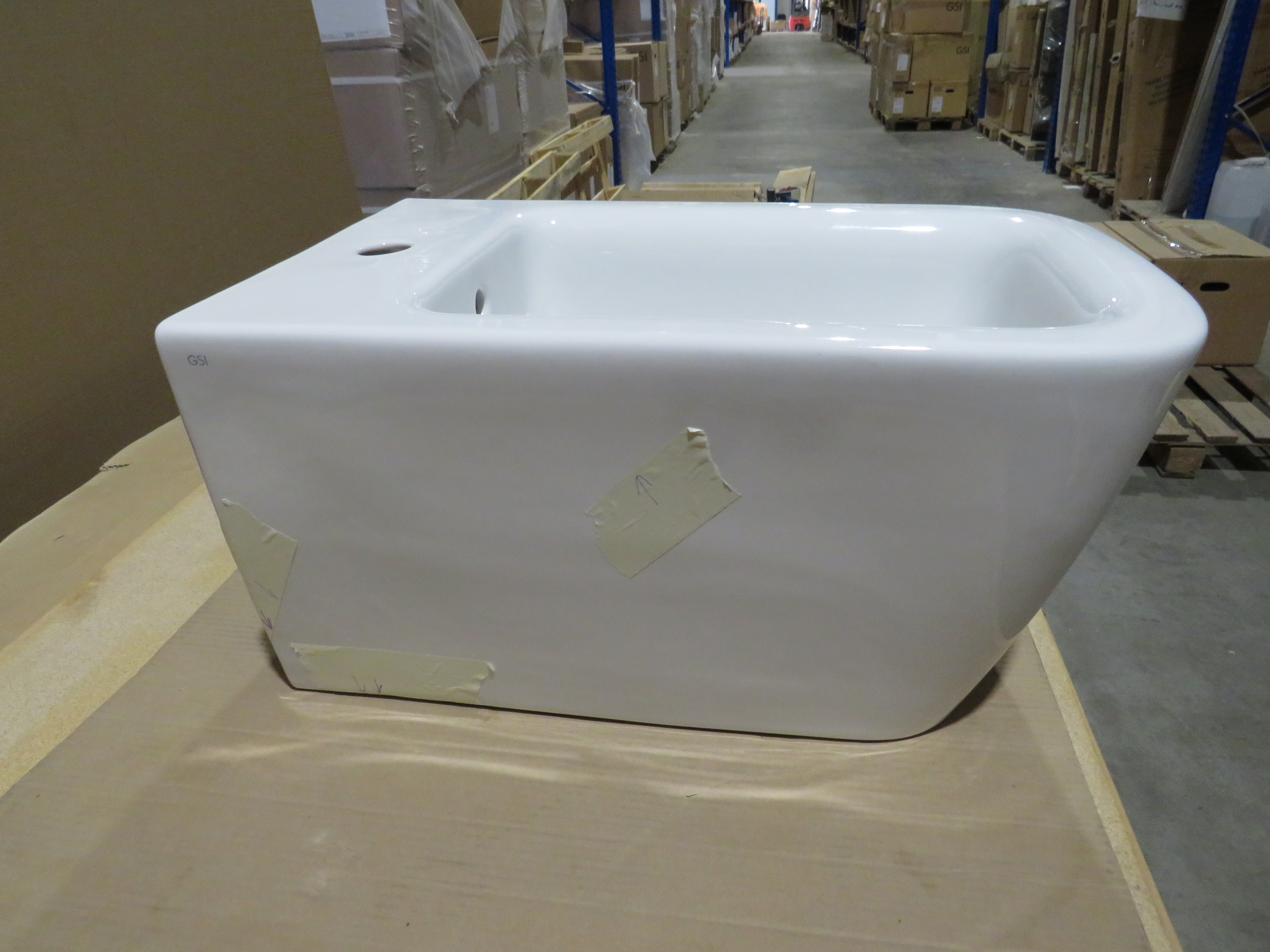 УЦЕНКА. Биде подвесное GSI NUBES   9665111_УЦ/2    550 мм х 350 мм, с отверстием под смеситель, без крепежа, цвет Белый глянцевый / Дефект:  точки и мелкая потертость