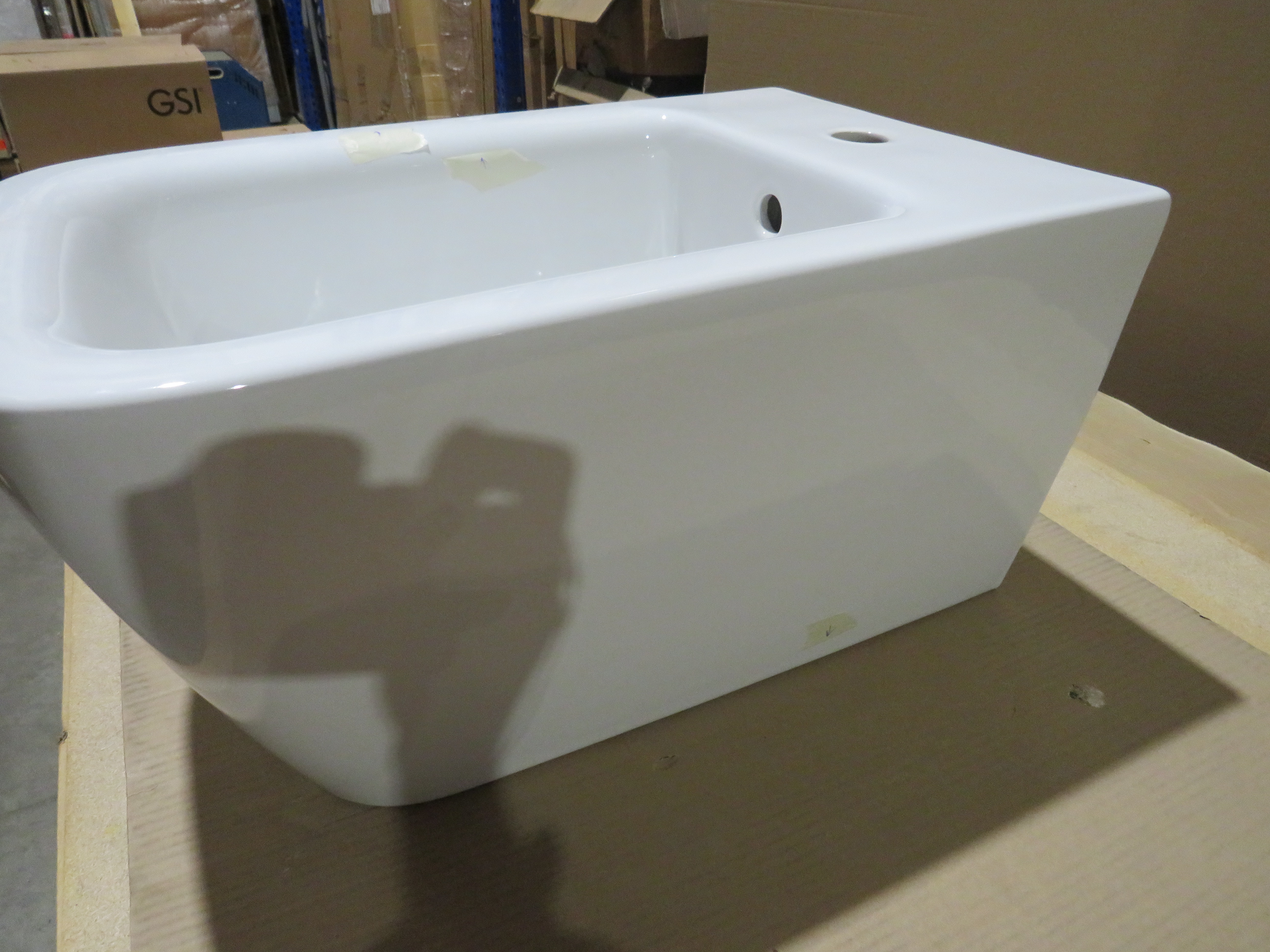 УЦЕНКА. Биде подвесное GSI NUBES   9665111_УЦ/4    550 мм х 350 мм, с отверстием под смеситель, без крепежа, цвет Белый глянцевый / Дефект: неровности керамики