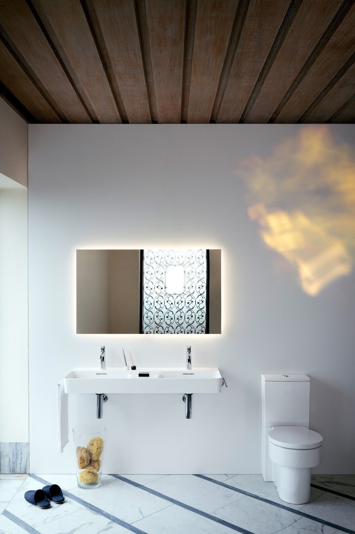 Зеркало  с интегрированной  подсветкой LED    Laufen  Leelo  4.4765.2.950.144.1  с сенсорным выключателем,  900х38х700 мм