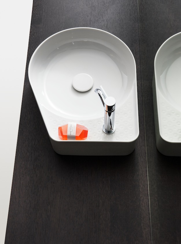 Раковина чаша Laufen  Val  8.1228.1.000.104.1  50 см, полочка с фактурной поверхностью, SaphirKeramik, 1 отверсмтие под смеситель, белая 