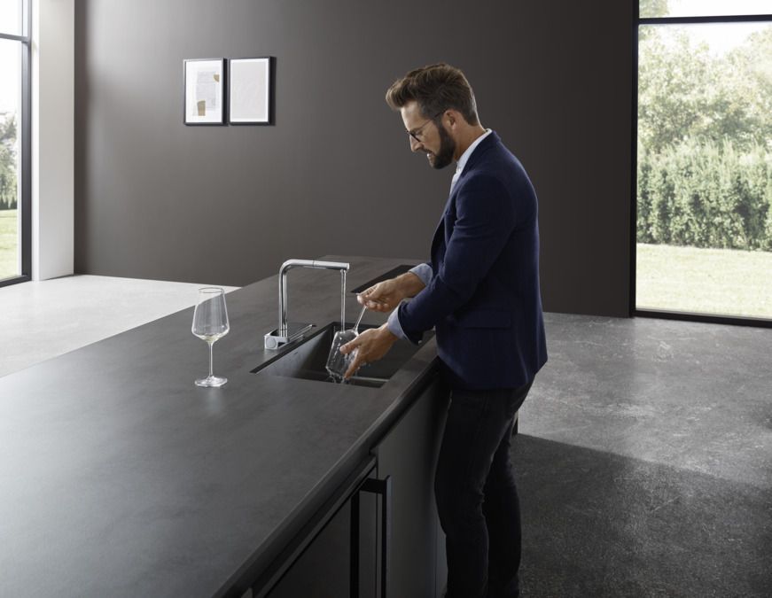 Кухонный смеситель однорычажный с вытяжным душем Hansgrohe Aquno Select M81 73836000 хром