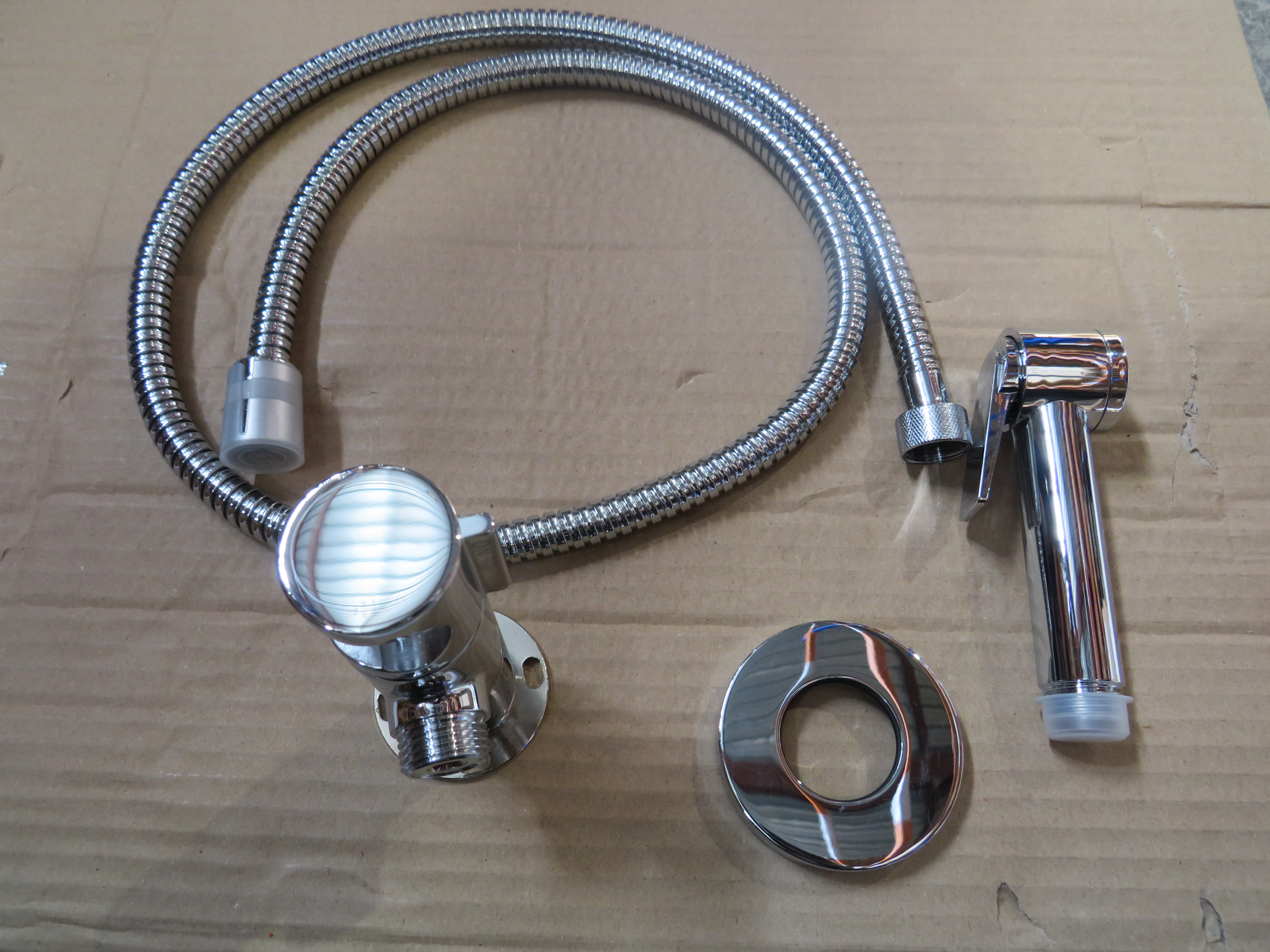 УЦЕНКА. Гигиенический душ с прогрессивным смесителем Bossini Paloma Flat  E37011B.030_УЦ   Хром (комплект) /Товар с выставки. Состояние хорошее. Проверить комплектацию при заказе.