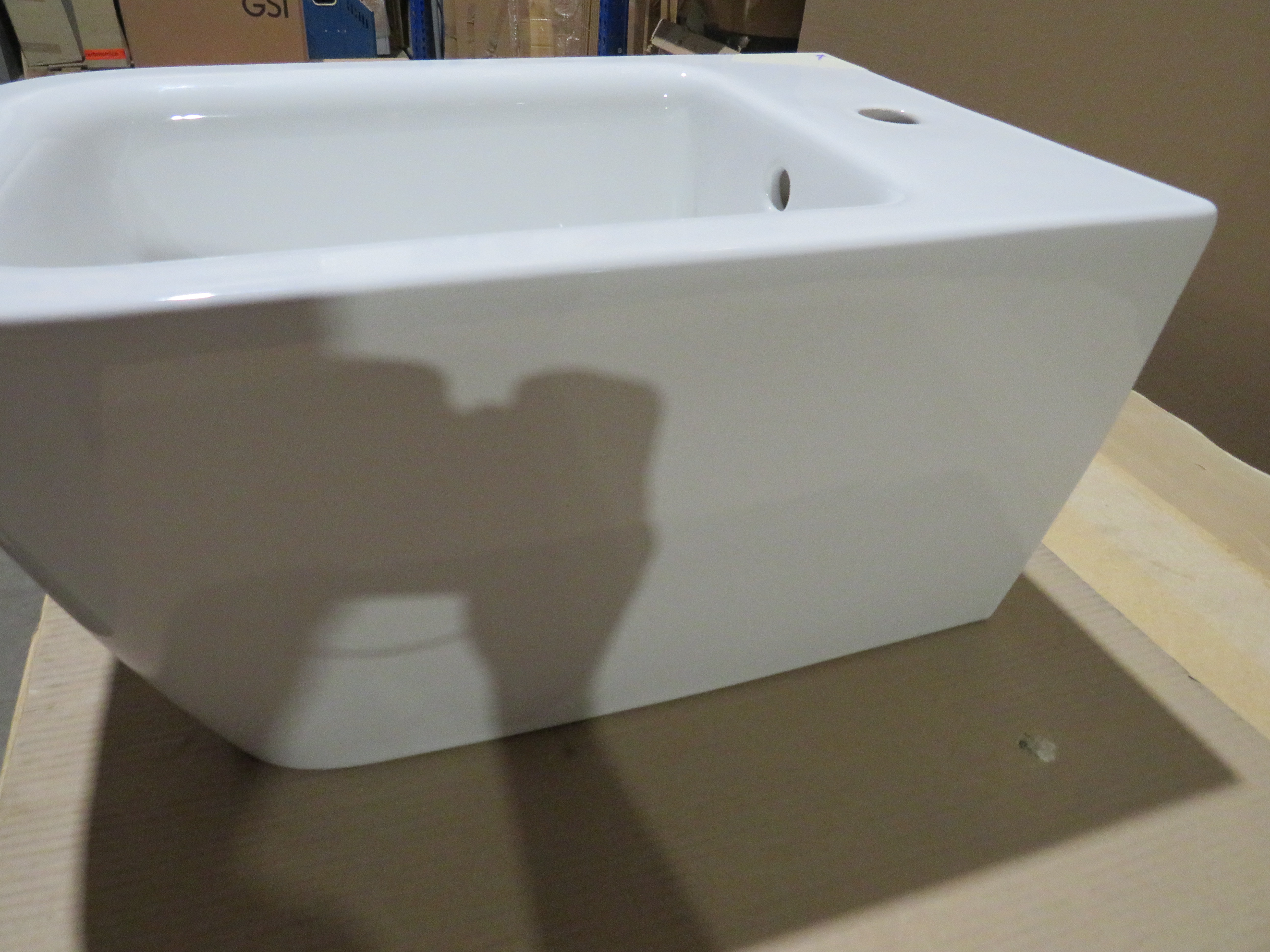 УЦЕНКА. Биде подвесное GSI NUBES   9665111_УЦ/5    550 мм х 350 мм, с отверстием под смеситель, без крепежа, цвет Белый глянцевый / Дефект: мелкая неровность керамики