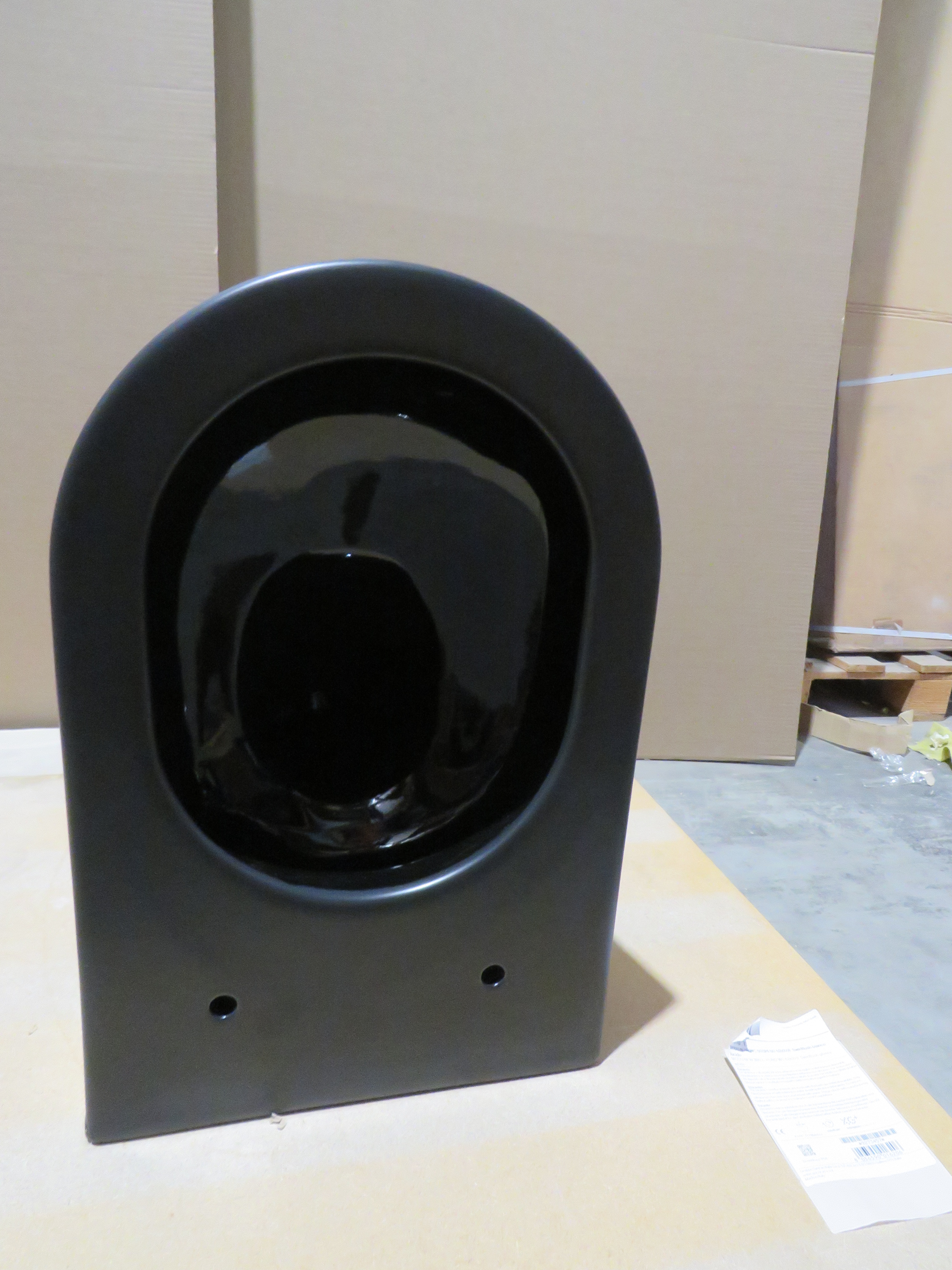 УЦЕНКА. Унитаз подвесной безободковый GSI PURA  881526_УЦ/8   550 мм х 360 мм, с Swirlflush, для крепежа FISR2, чёрный матовый Ardesia / Дефект: Неравномерность покраски на ободке и трещина на пристенном краю