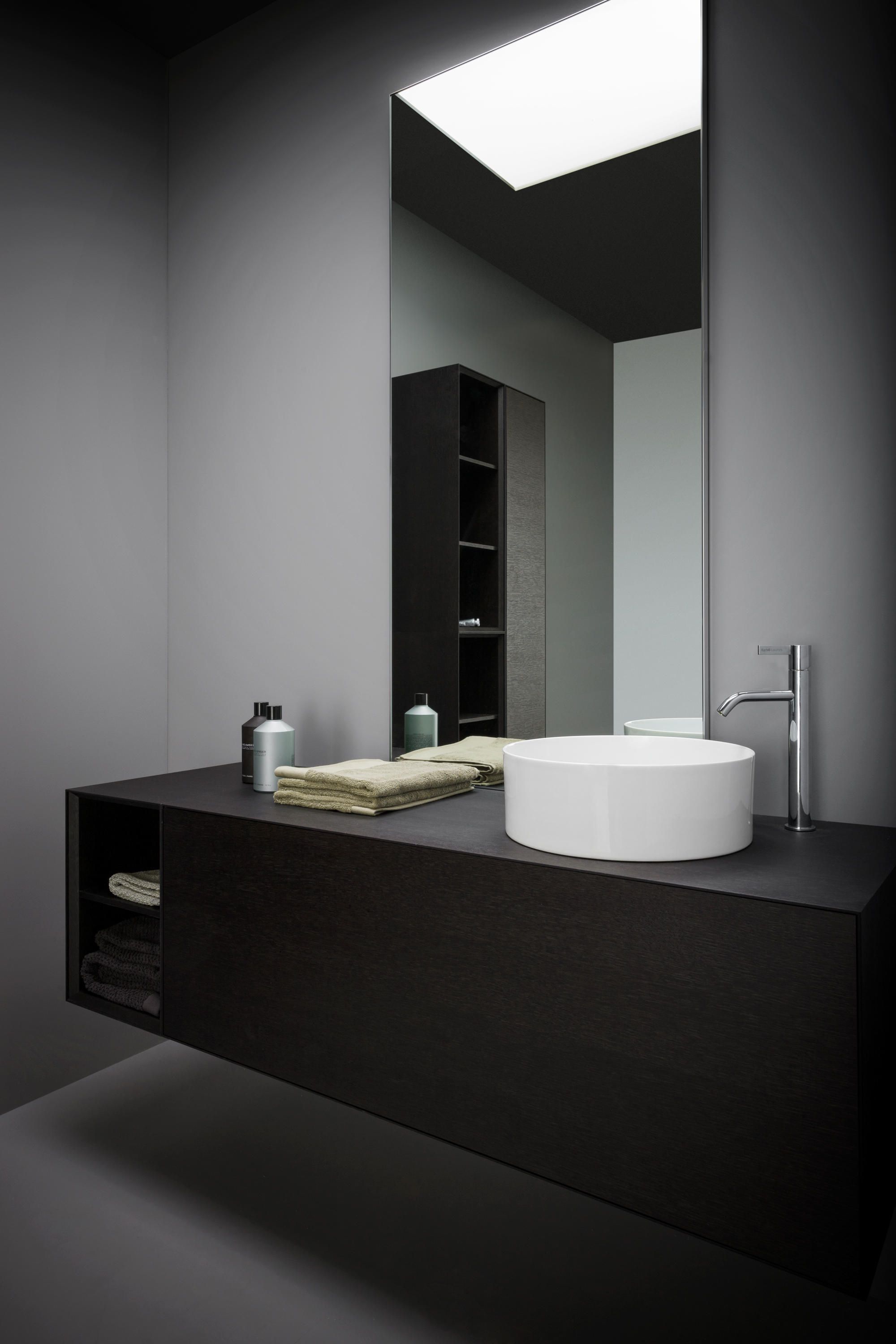 Открытая  полка  Laufen  Boutique  4.0910.0.150.251.1  300x360 x380 мм,  лакированный шпон темный дуб 