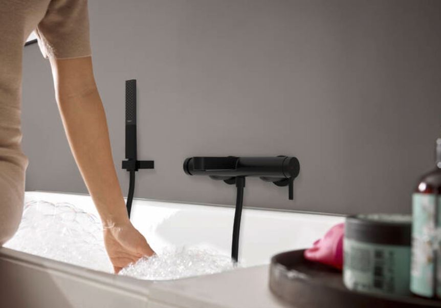 Смеситель для ванны однорычажный Hansgrohe Finoris 76420670 внешнего монтажа, цвет Чёрный матовый