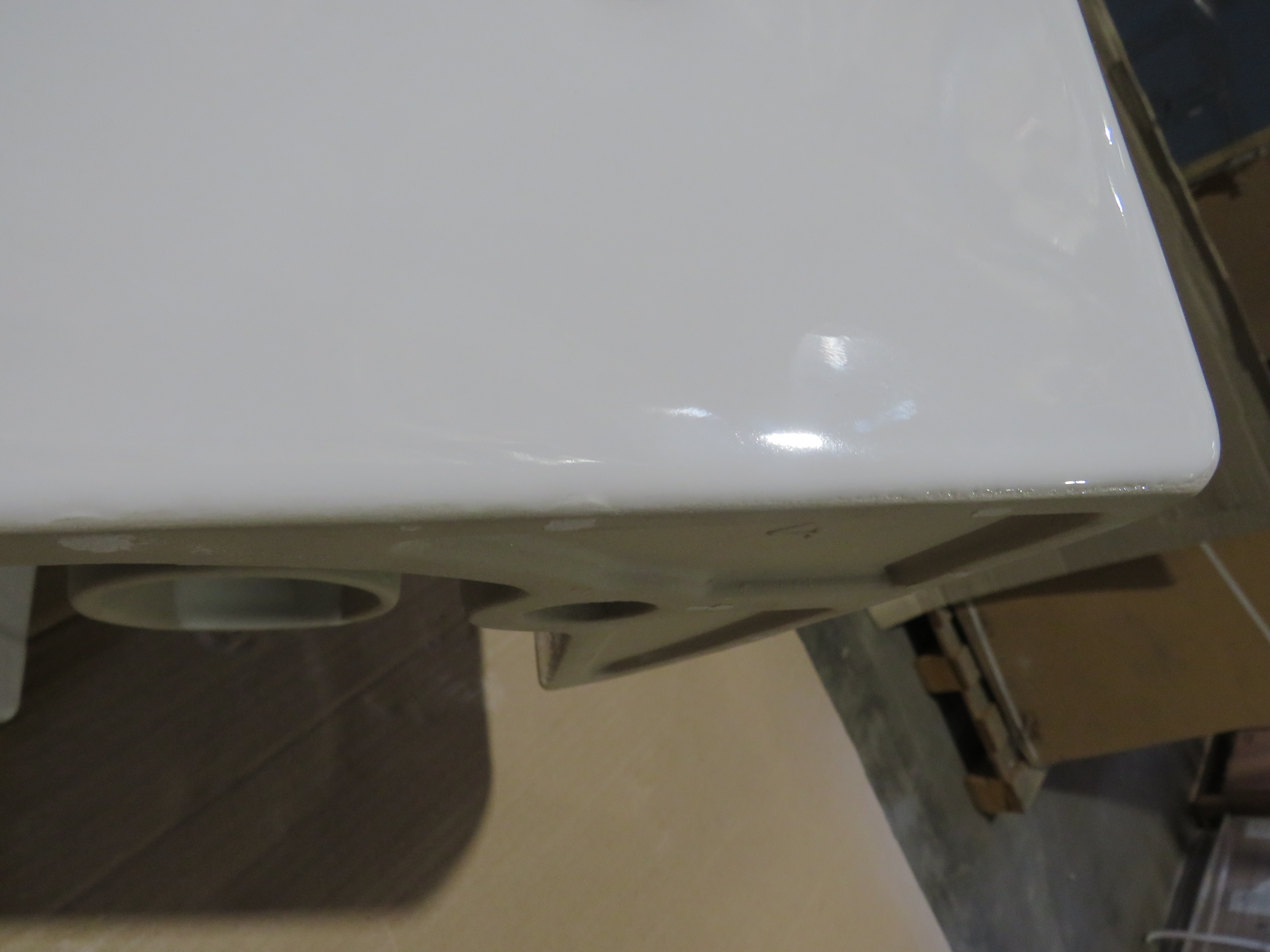 УЦЕНКА. Унитаз подвесной безободковый GSI PURA   881511_УЦ/4        550х360 мм, с Swirlflush, для крепежа FISR2, белый глянцевый / Дефект: наплыв эмали на пристенном краю и потертость на ободке