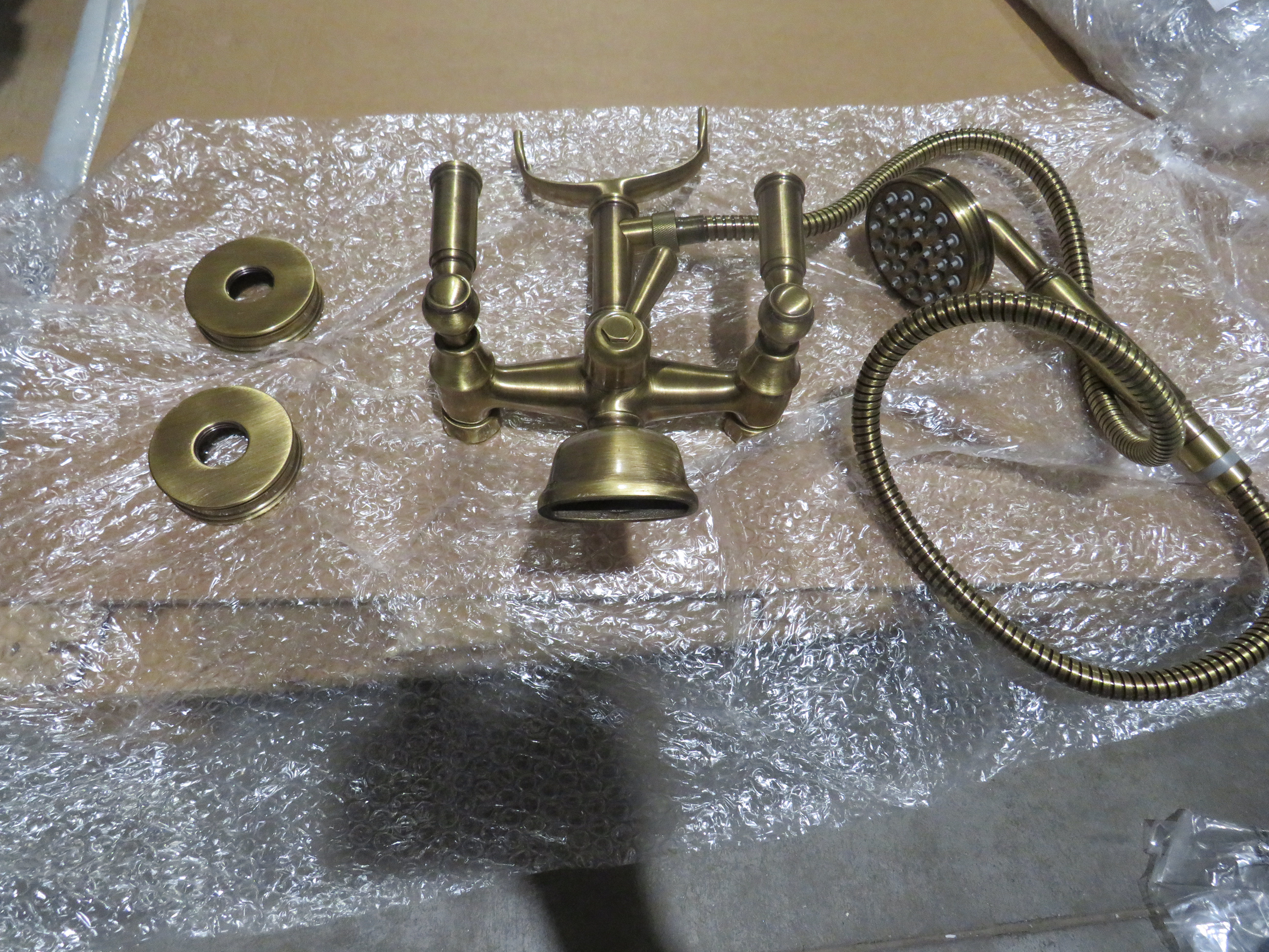 УЦЕНКА.  Смеситель наружный для ванной  BOSSINI (LIBERTY)  Z001103.022_УЦ    с переключателем,лейка LIBERTY цвет: Brushed bronze matt/ Товар с выставки. Состояние хорошее. Нет эксентриков.