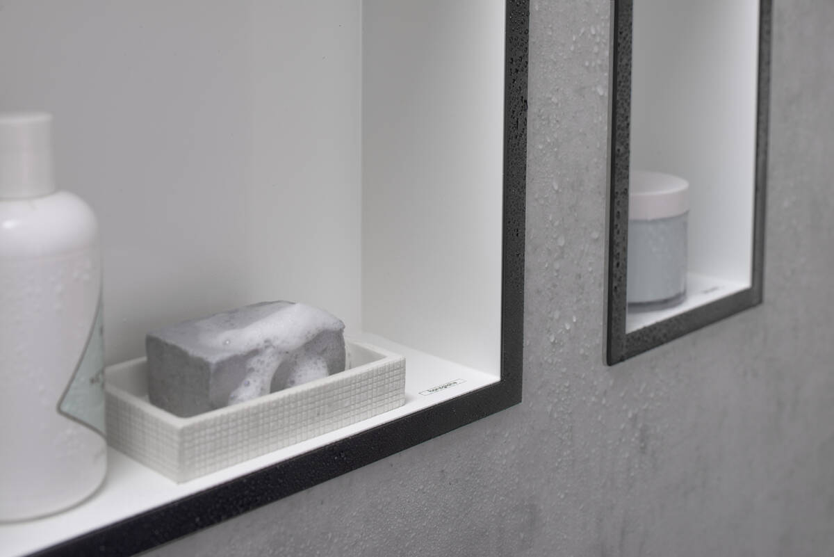 Настенный короб HANSGROHE XtraStoris Individual 56099800 с дизайнерской рамой, 300 мм х 300 мм х 100 мм, матовый белый/полированная сталь