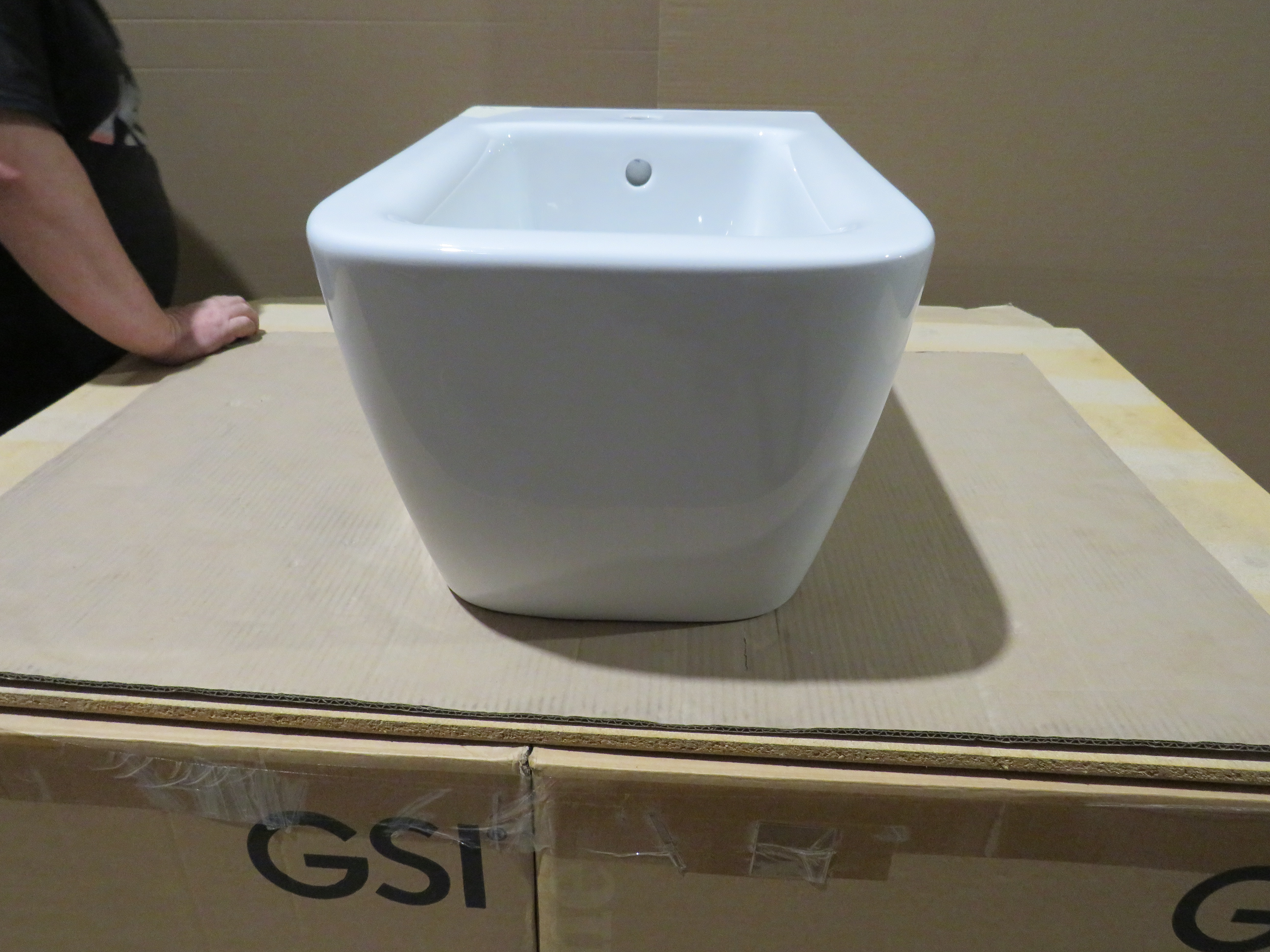 УЦЕНКА. Биде подвесное GSI NUBES   9665111_УЦ/5    550 мм х 350 мм, с отверстием под смеситель, без крепежа, цвет Белый глянцевый / Дефект: мелкая неровность керамики