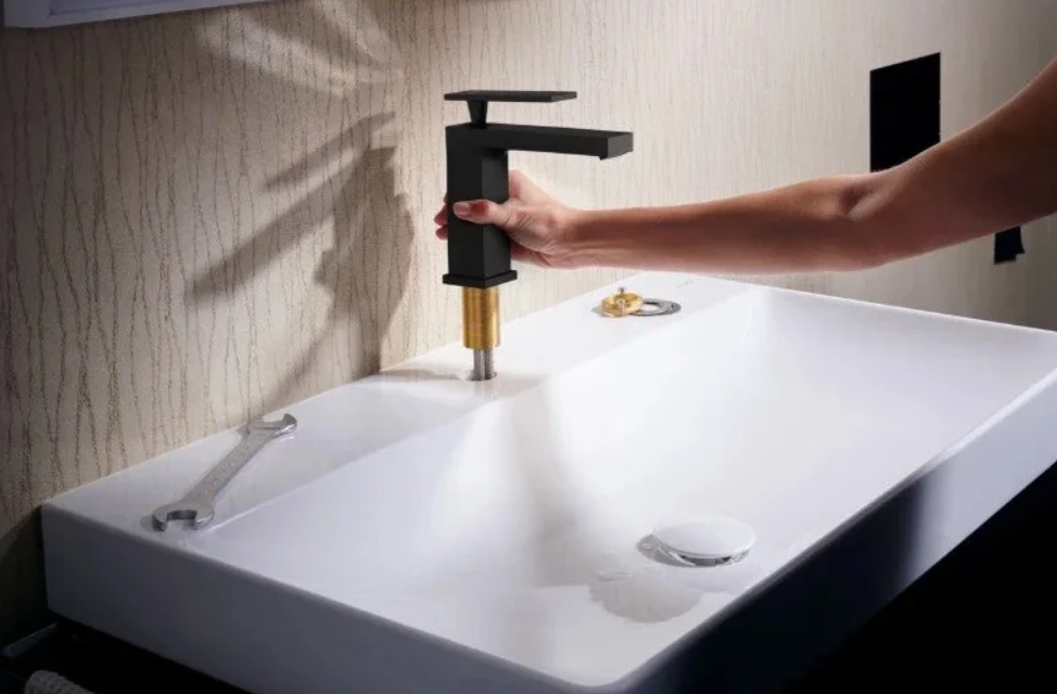 Однорычажный смеситель для раковины HANSGROHE Tecturis E 73010670 110 мм, со сливным гарнитуром, цвет Чёрный матовый