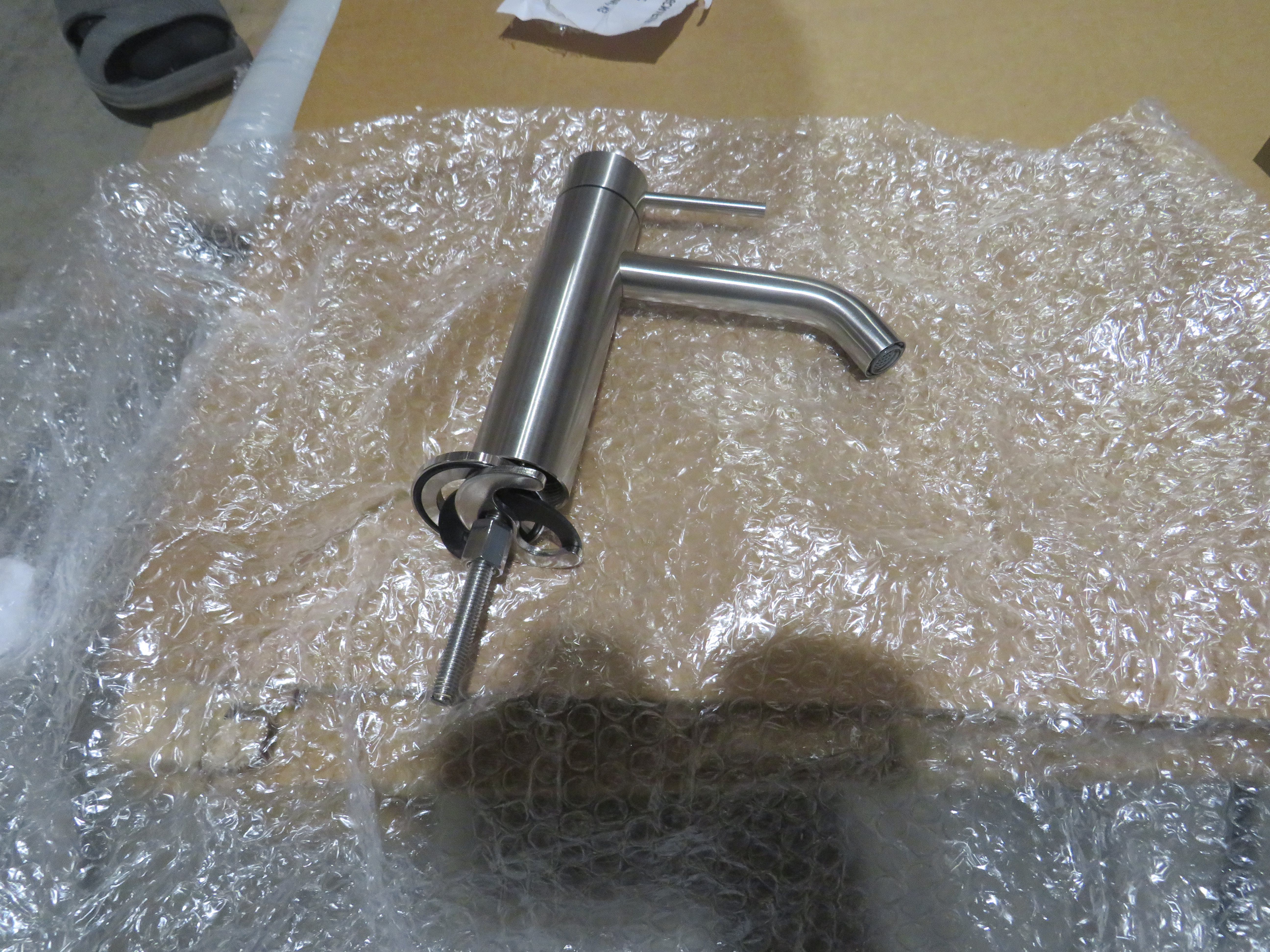 УЦЕНКА. Однорычажный смеситель для раковины BOSSINI NOBU   INZ201.075_УЦ   без донного клапана, цвет Матовая нержавеющая сталь/ Товар с выставки. Состояние хорошее. Неполная комплектация