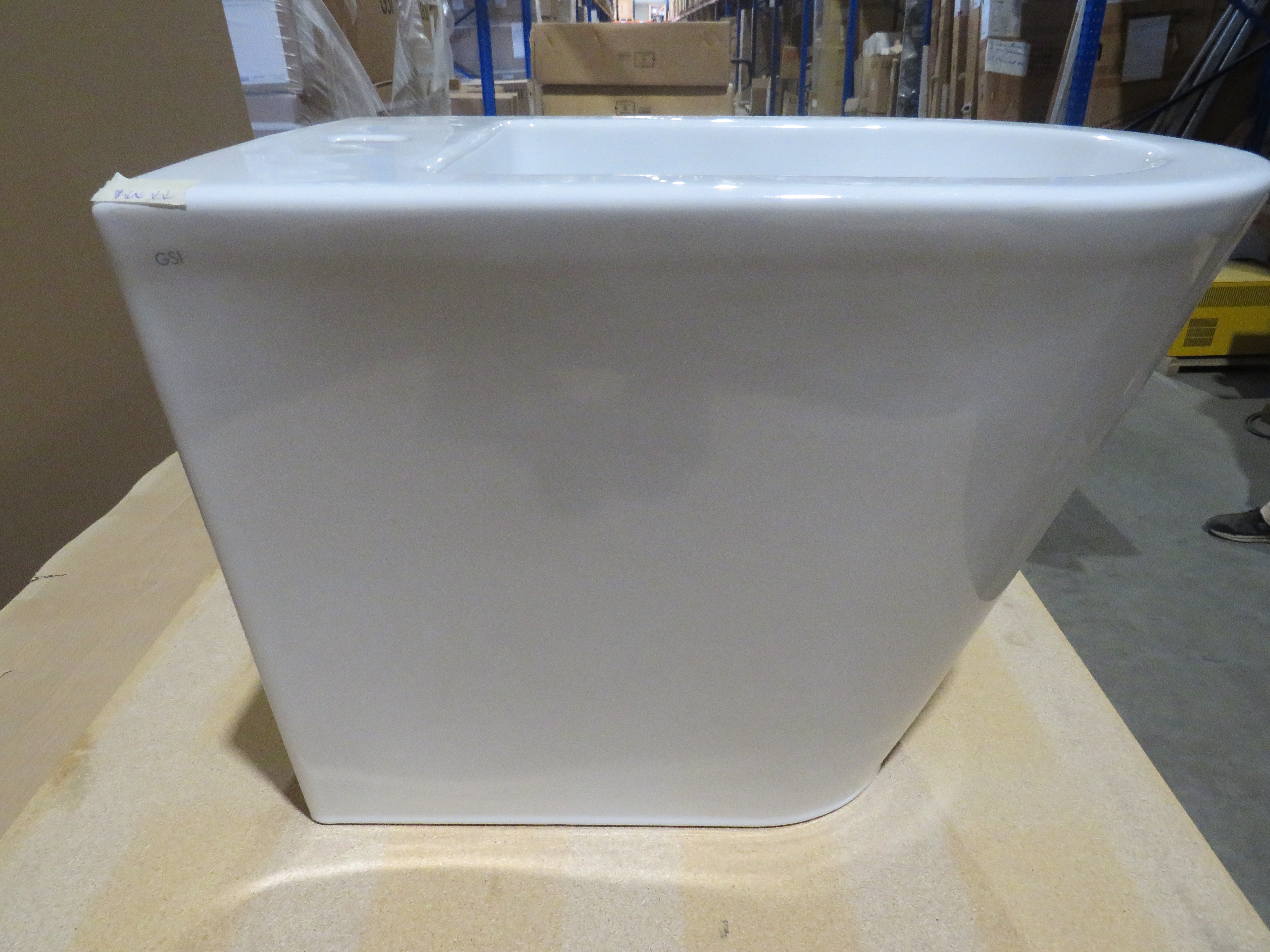 УЦЕНКА. Биде напольное GSI KUBE X   9462111_УЦ/1    550 мм х 360 мм, с отверстием под смеситель, с переливом, без крепежа FISSVBT, белое глянцевое /Дефект: Точки, уколы и потертость эмали 