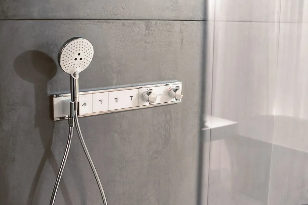 Смеситель для душа с термостатом Hansgrohe RainSelect 15357600 черный, хром