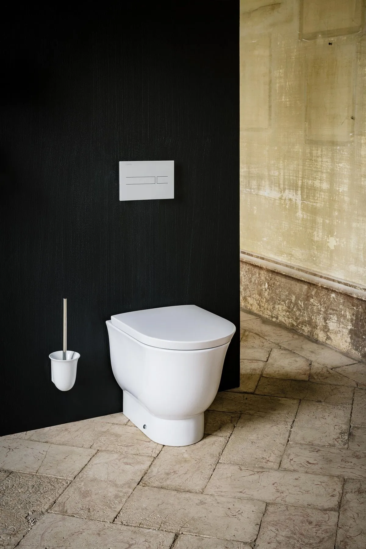 Ершик Laufen  New Classic 8.7385.2.000.000.1 с керамическим держателем. Saphirkeramik, белый