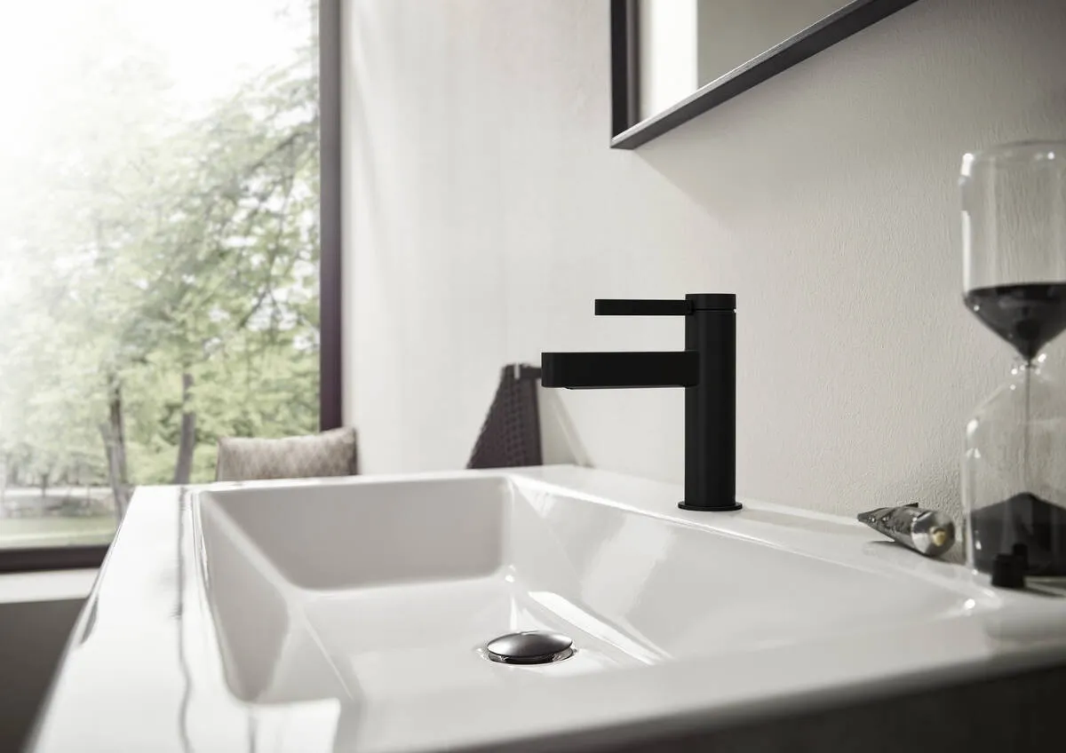 Смеситель для раковины HANSGROHE Finoris 76020670 110 мм, со сливным клапаном, чёрный матовый
