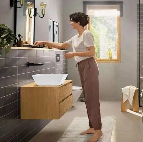 Однорычажный настенный смеситель для раковины HANSGROHE REBRIS E 72568670 с изливом 200 мм, чёрный матовый