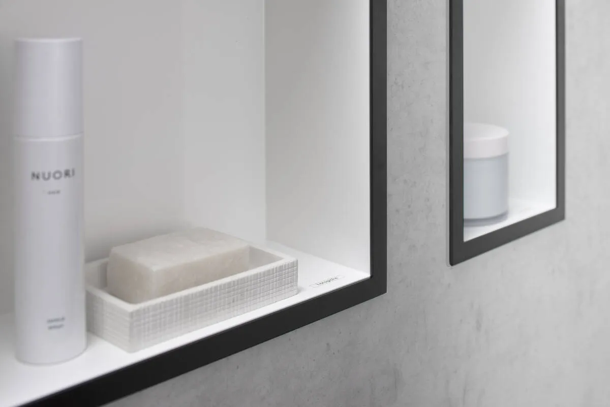 Настенный короб HANSGROHE XtraStoris Individual 56099990 с дизайнерской рамой, 300 мм х 300 мм х 100 мм, матовый белый/полированное золото